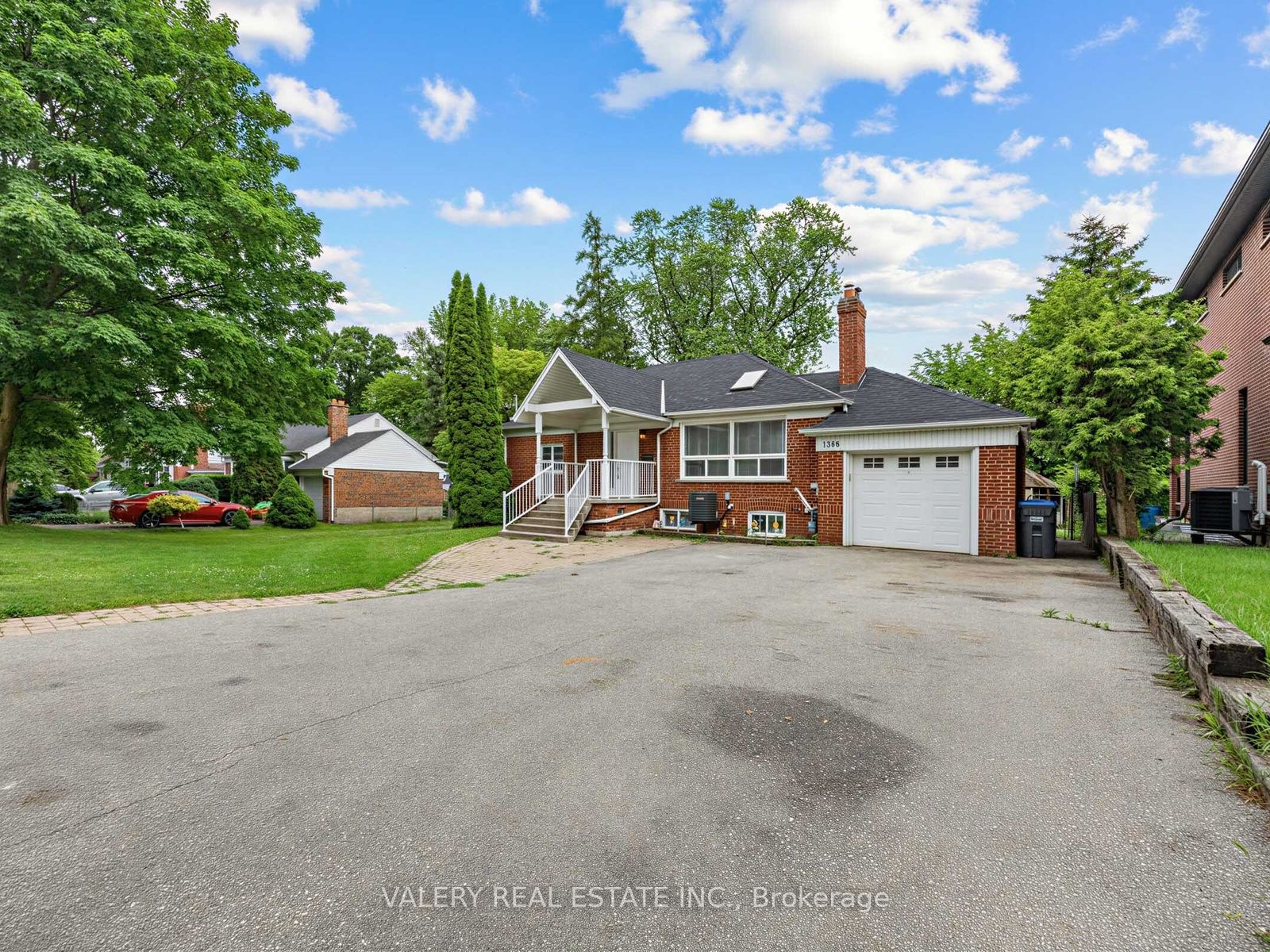 1366 Applewood Road Main, Mississauga, ON L5E 2M1 photo 3