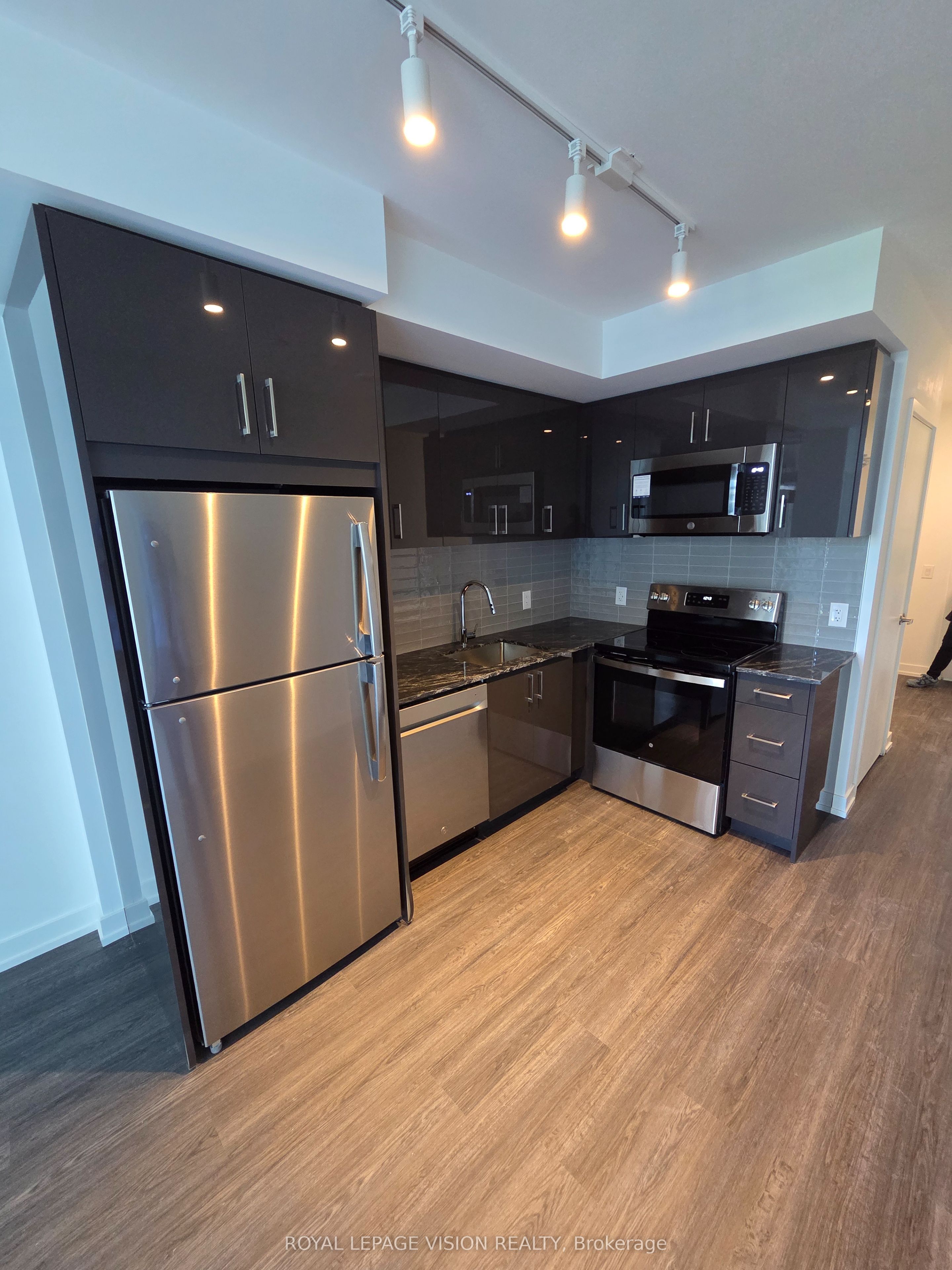 4010 Eglinton Avenue W 820, Toronto, ON M9A 0G5 photo 2