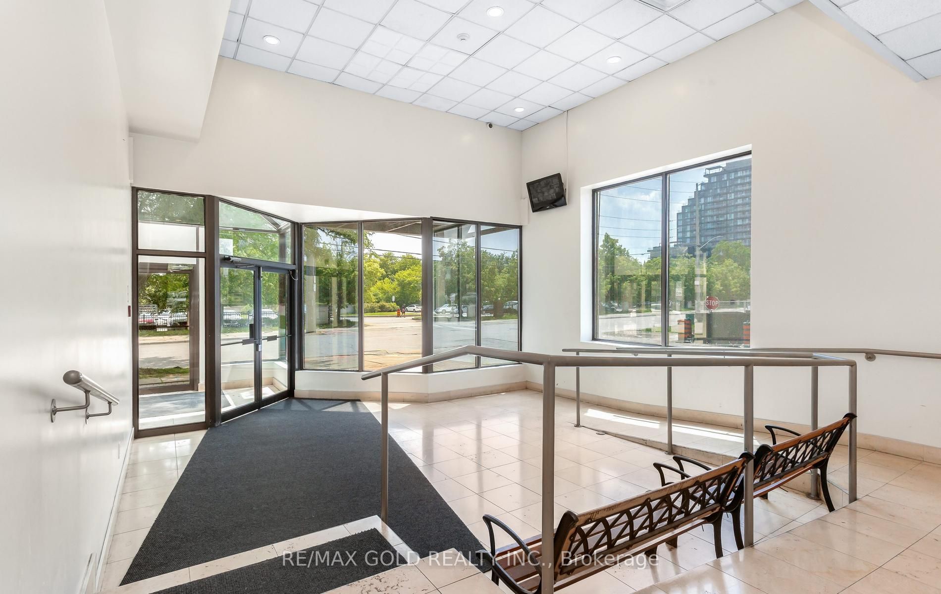 25 Agnes Street Cy-02, Mississauga, ON L5B 3X7 photo 5