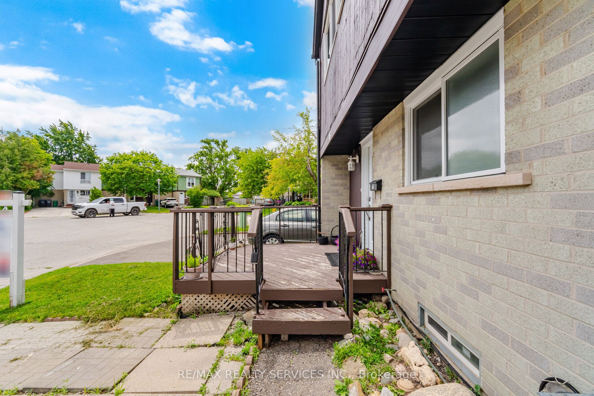 18 Gold Pine Court, Brampton, ON L6S 2K6 photo 2