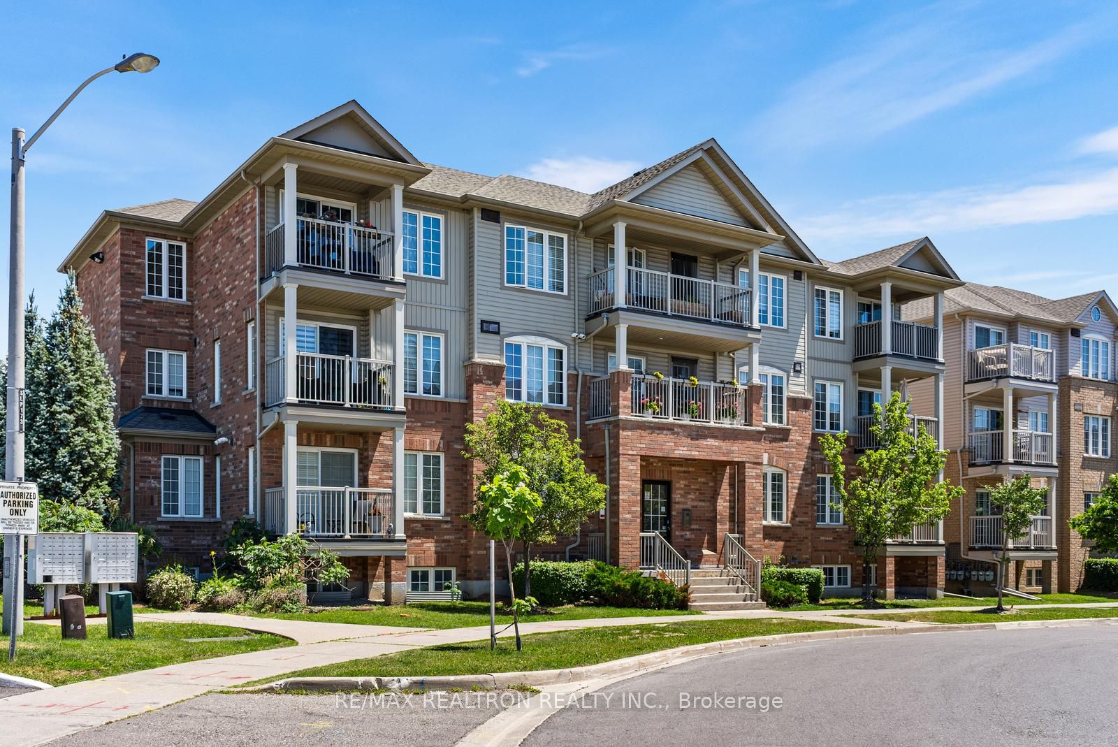 161 Isaac Devins Boulevard 5, Toronto, ON M9M 0C5 photo 2