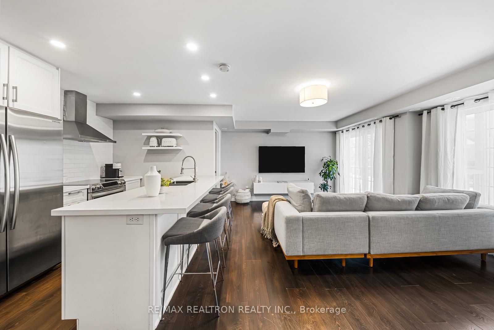 161 Isaac Devins Boulevard 5, Toronto, ON M9M 0C5 photo 3