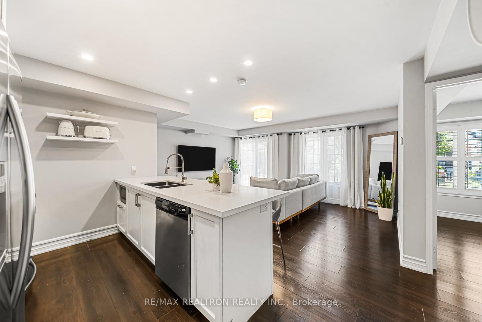 161 Isaac Devins Boulevard 5, Toronto, ON M9M 0C5 photo 4