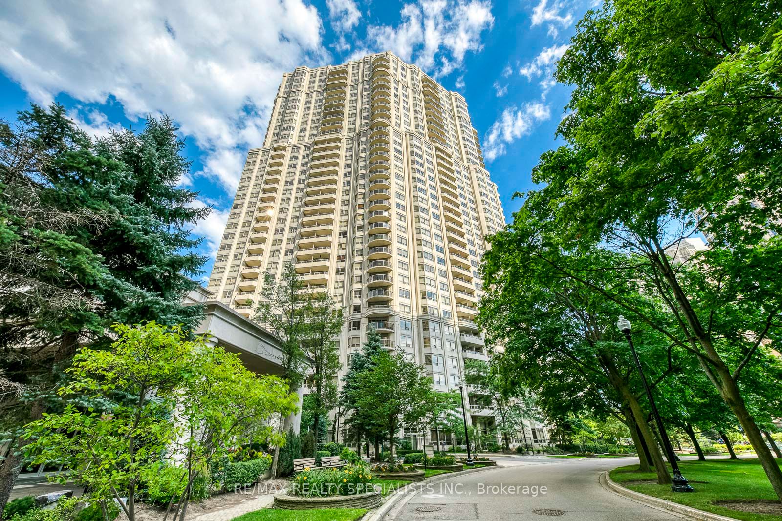 25 Kingsbridge Garden Circle W 519, Mississauga, ON L5R 4B1 photo 2