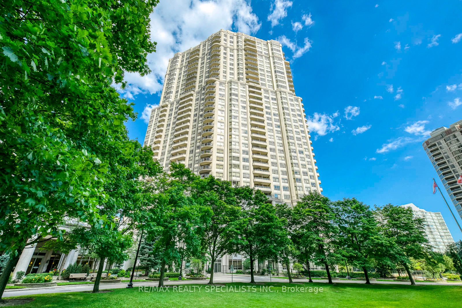 25 Kingsbridge Garden Circle W 519, Mississauga, ON L5R 4B1 photo 3