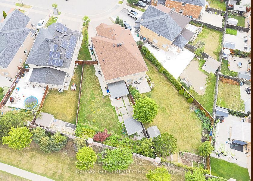 28 Jingle Crescent, Brampton, ON L6S 0B2 photo 2