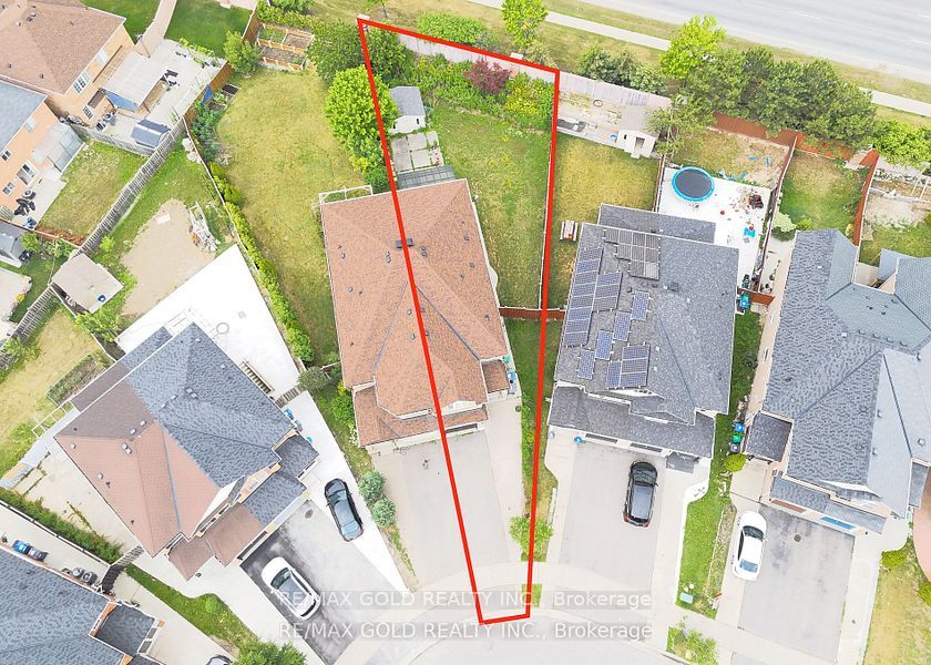 28 Jingle Crescent, Brampton, ON L6S 0B2 photo 3