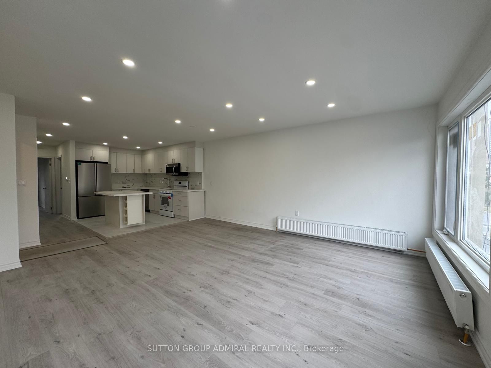2986A Dufferin Street Upper, Toronto, ON M6B 3T3
