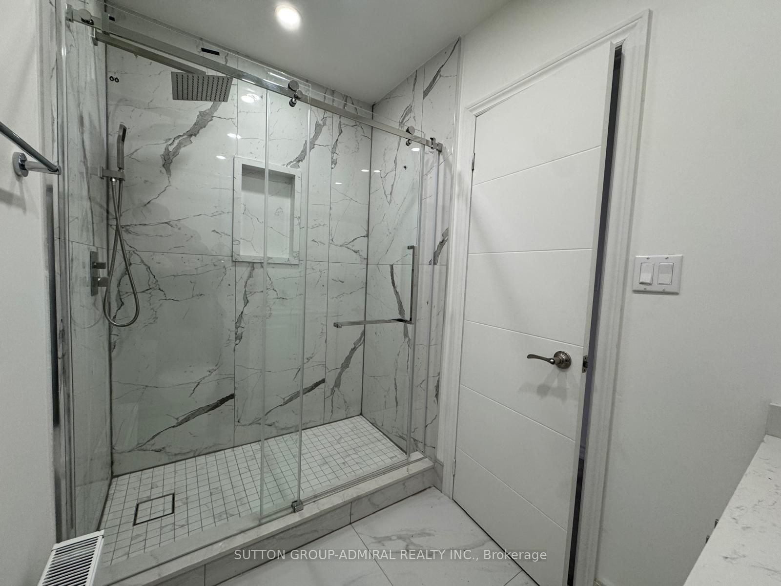 2986A Dufferin Street Upper, Toronto, ON M6B 3T3 photo 5