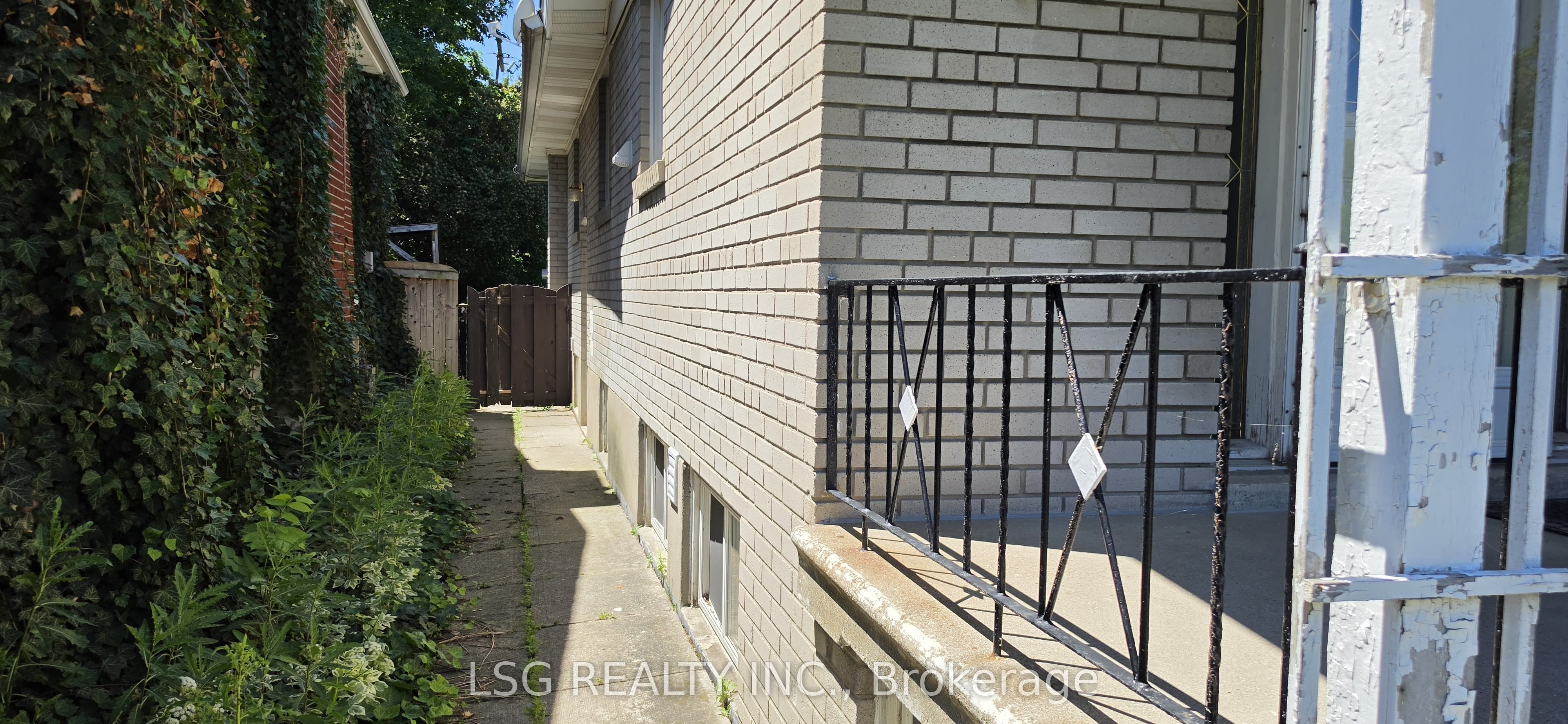 81 Norgrove Crescent, Toronto, ON M9P 3C7 photo 3