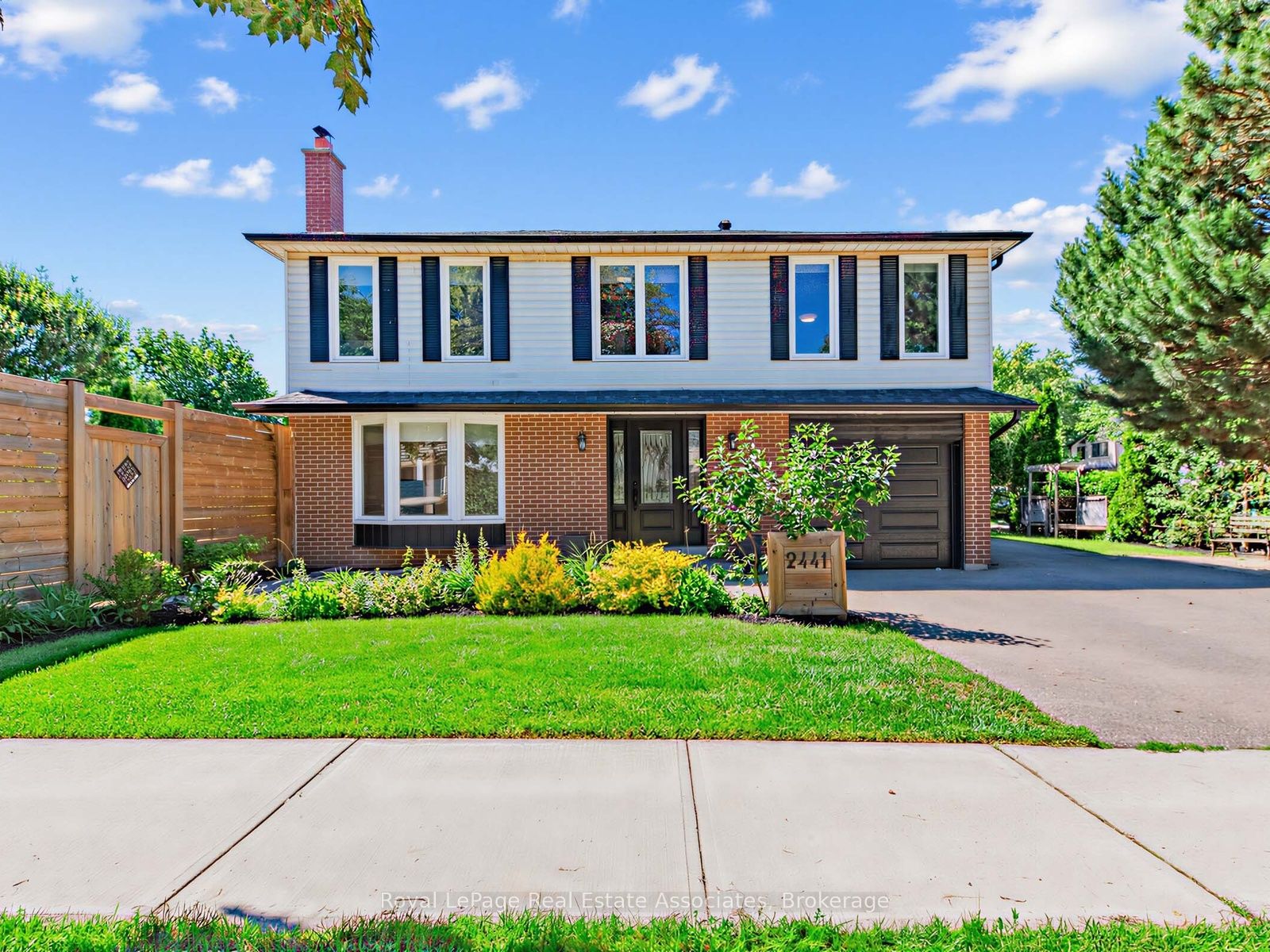 2441 Winthrop Crescent, Mississauga, ON L5K 2A8