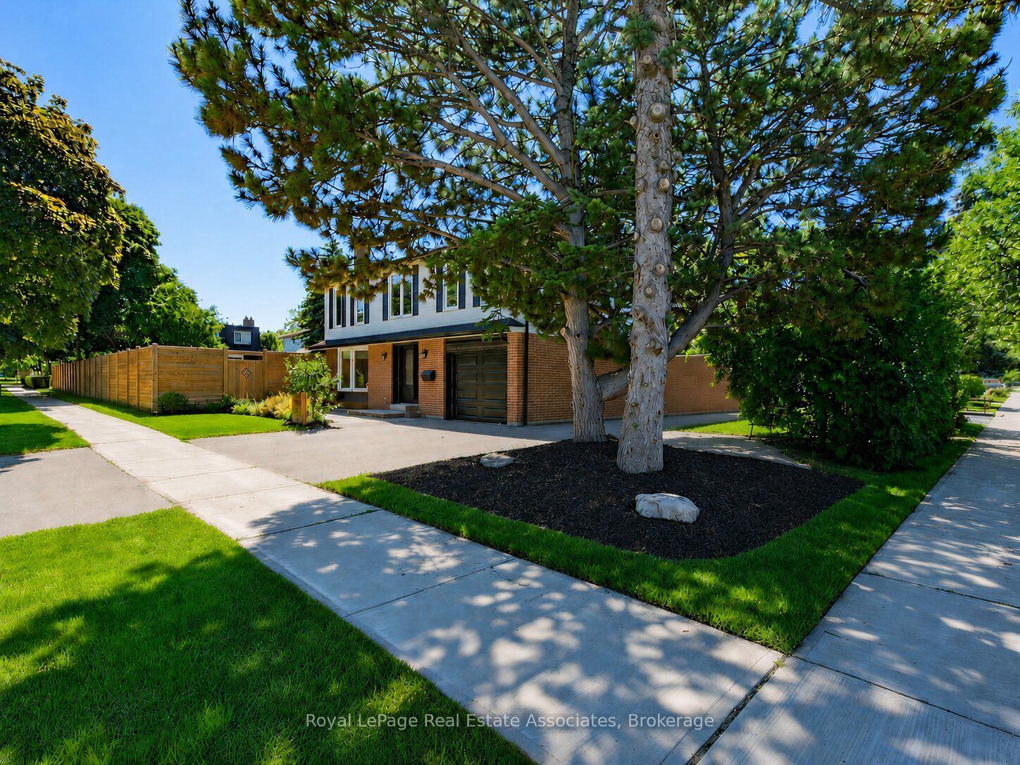 2441 Winthrop Crescent, Mississauga, ON L5K 2A8 photo 2