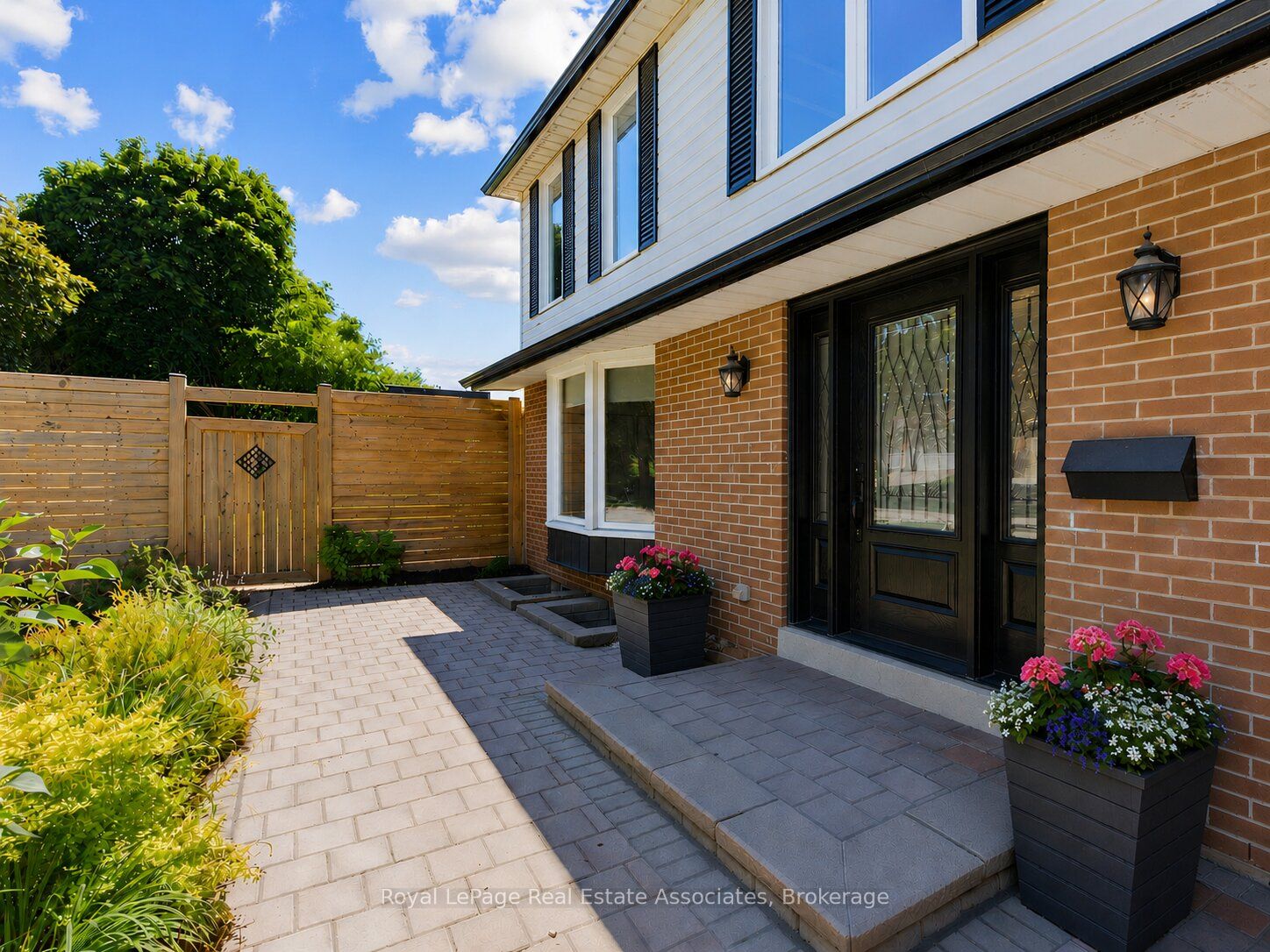 2441 Winthrop Crescent, Mississauga, ON L5K 2A8 photo 3