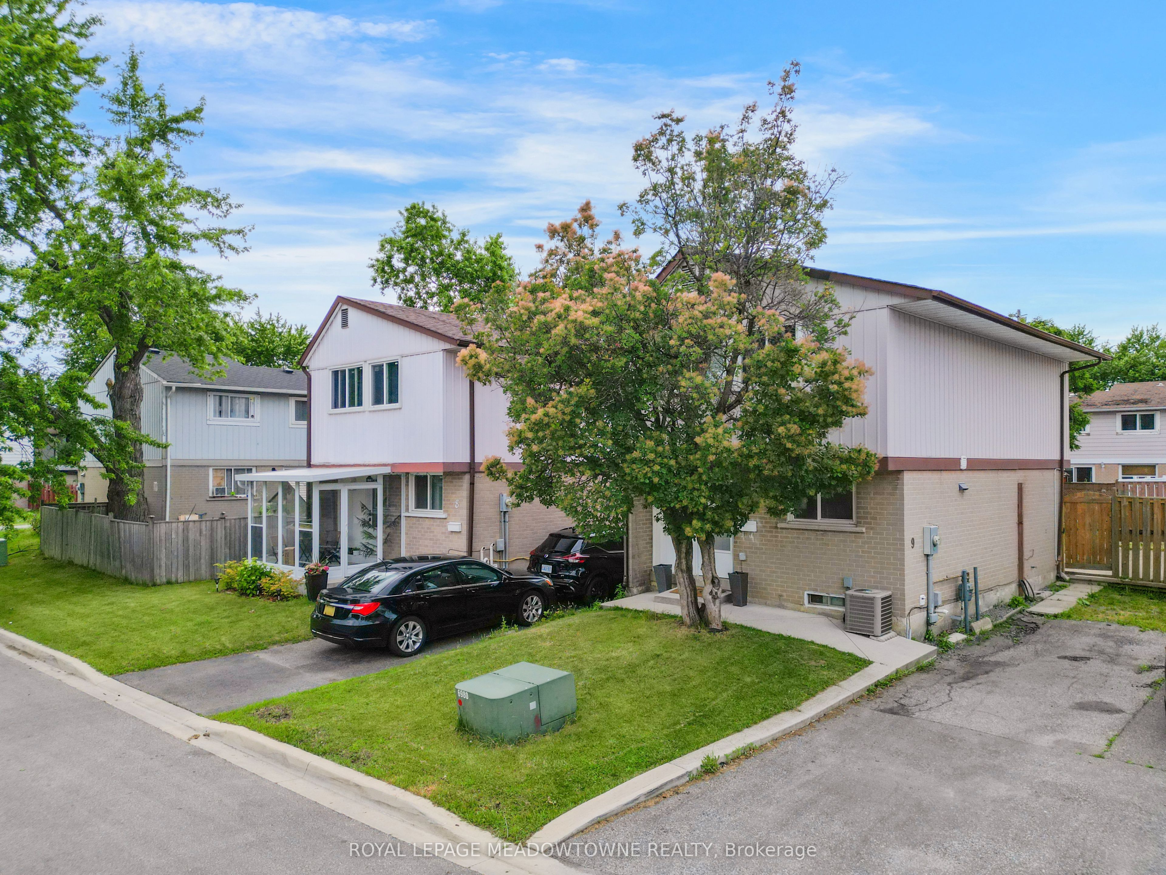 9 Hardcastle Court, Brampton, ON L6S 2B2 photo 2