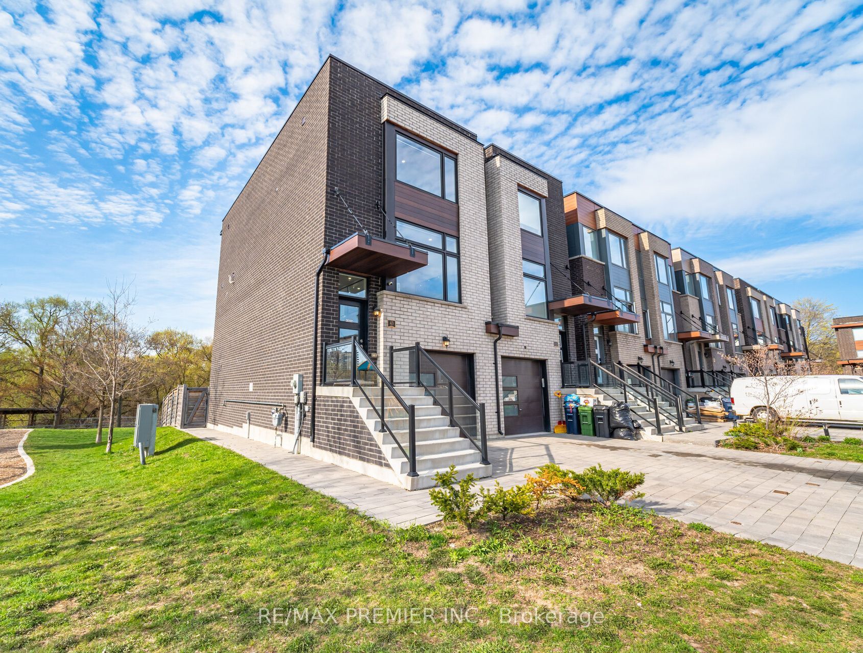 43 Wild Rose Gardens, Toronto, ON M6L 0A5 photo 2
