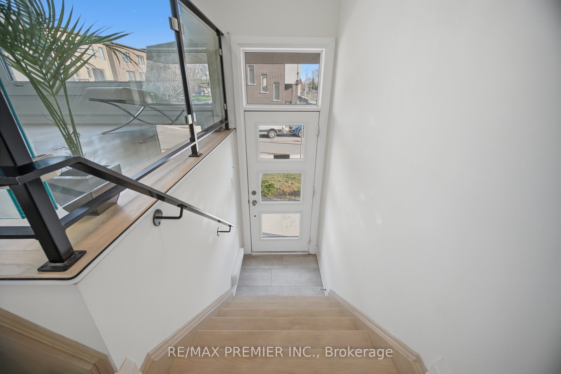 43 Wild Rose Gardens, Toronto, ON M6L 0A5 photo 4