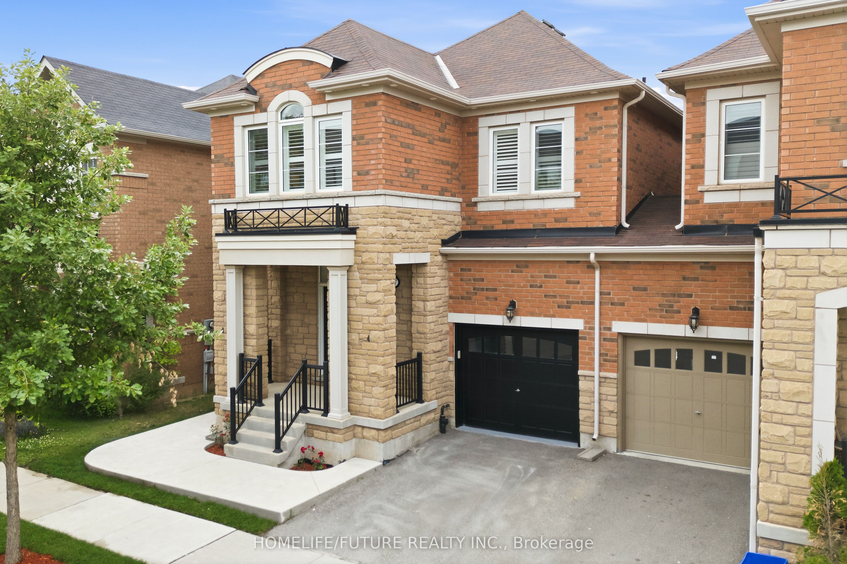 127 Huguenot Road, Oakville, ON L8H 0M3