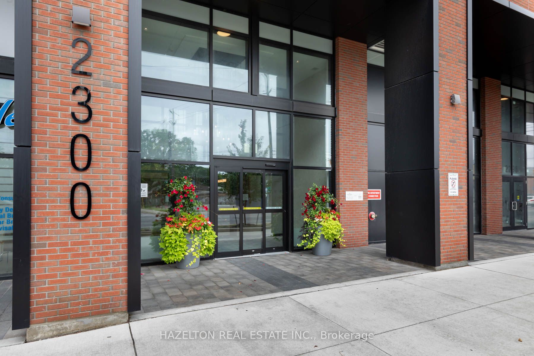 2300 St. Clair Avenue W 905, Toronto, ON M6N 1K8 photo 2