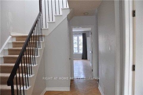1036 Sawgrass Crescent, Mississauga, ON L5C 3Y3 photo 2