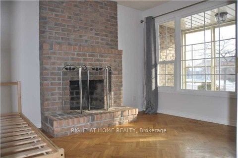 1036 Sawgrass Crescent, Mississauga, ON L5C 3Y3 photo 3