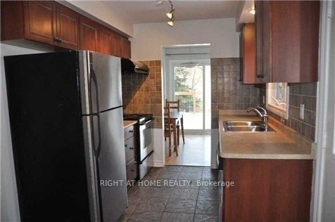 1036 Sawgrass Crescent, Mississauga, ON L5C 3Y3 photo 5