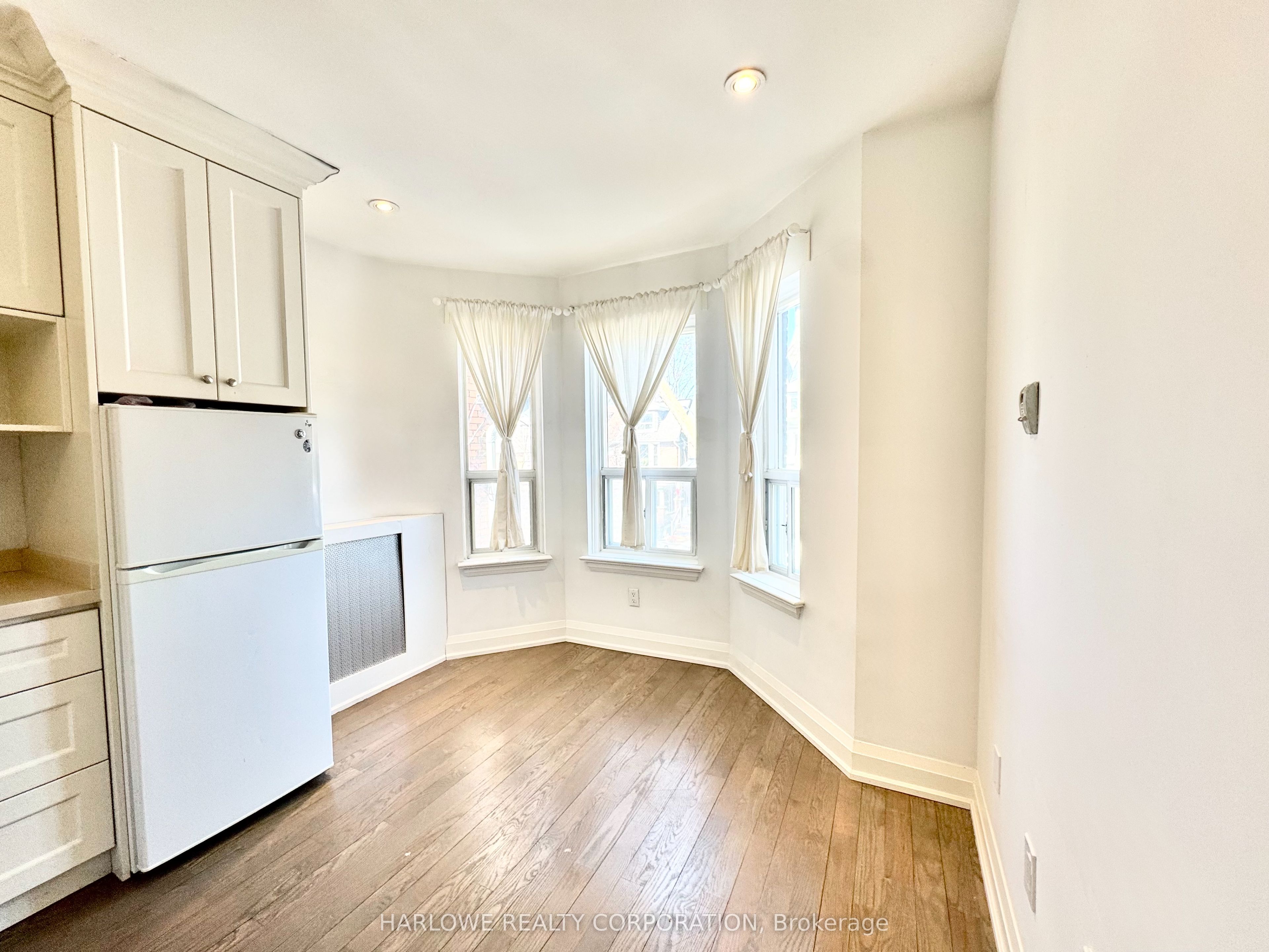 177 Marion Street 2nd Floor, Toronto, ON M6R 1E9 photo 2