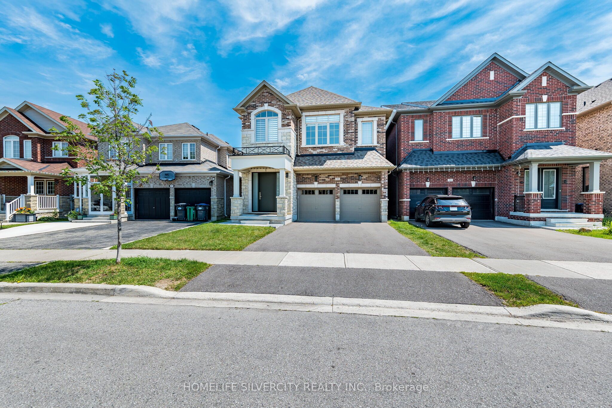 33 Rainbrook Close, Brampton, ON L6R 0Y9 photo 2