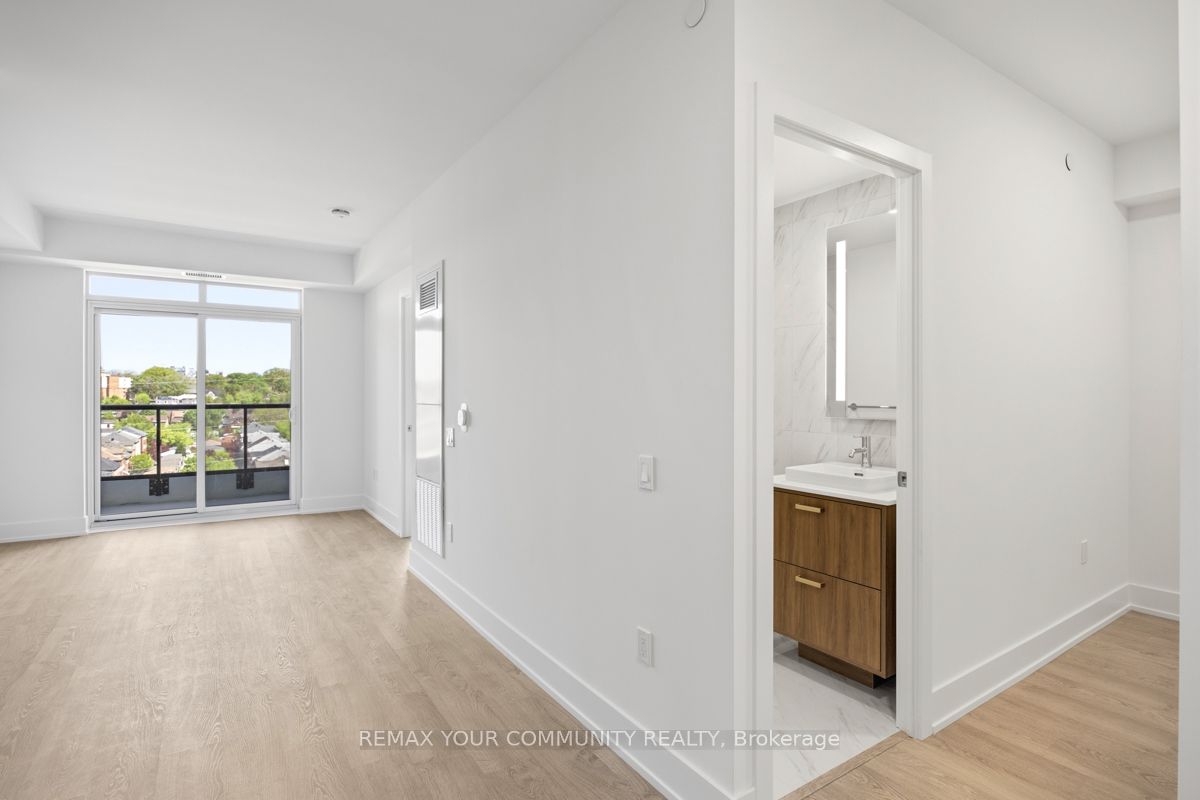 858 Dupont Street 823, Toronto, ON M6G 0C1 photo 4