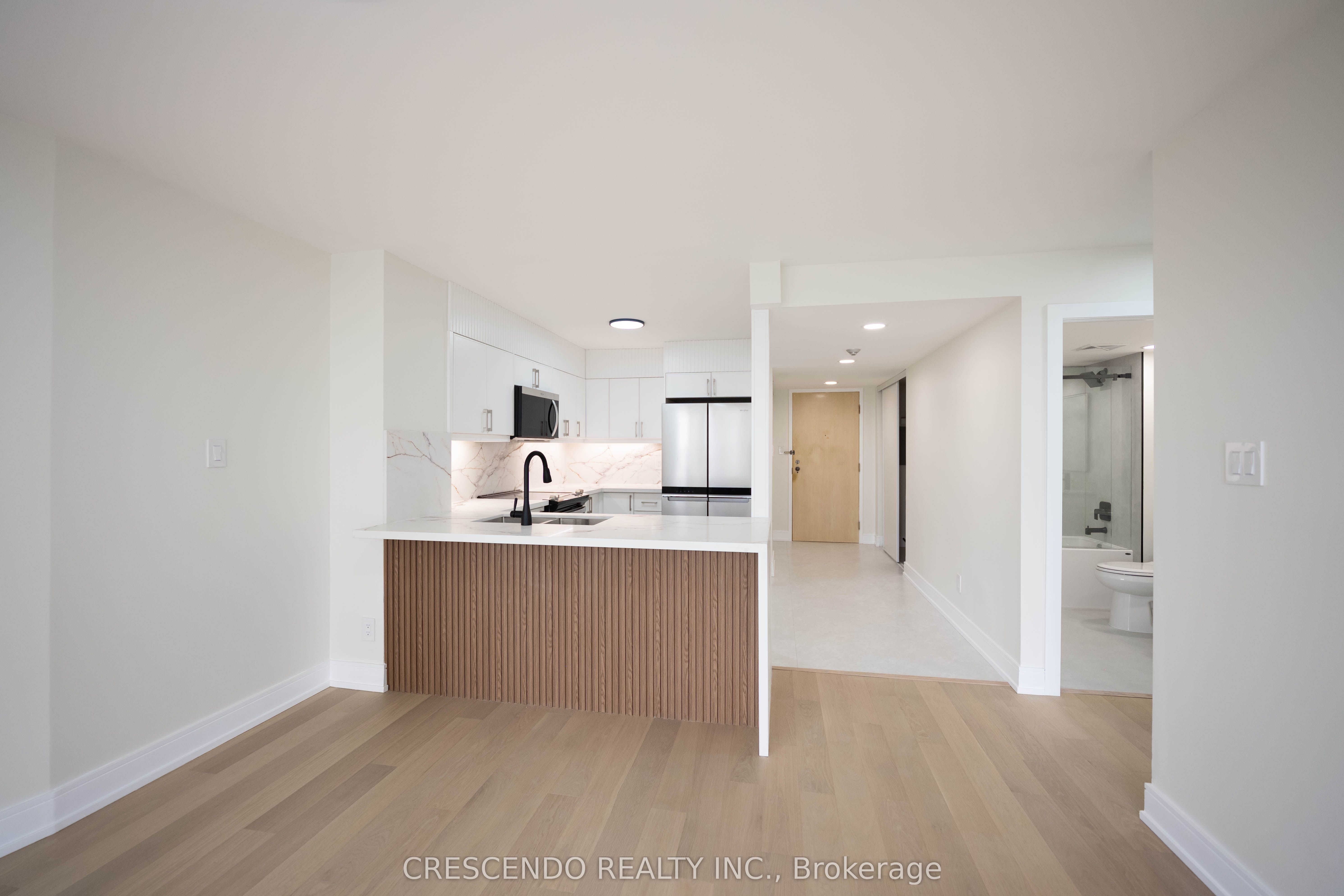 50 Eglinton Avenue W 1006, Mississauga, ON L5R 3P5