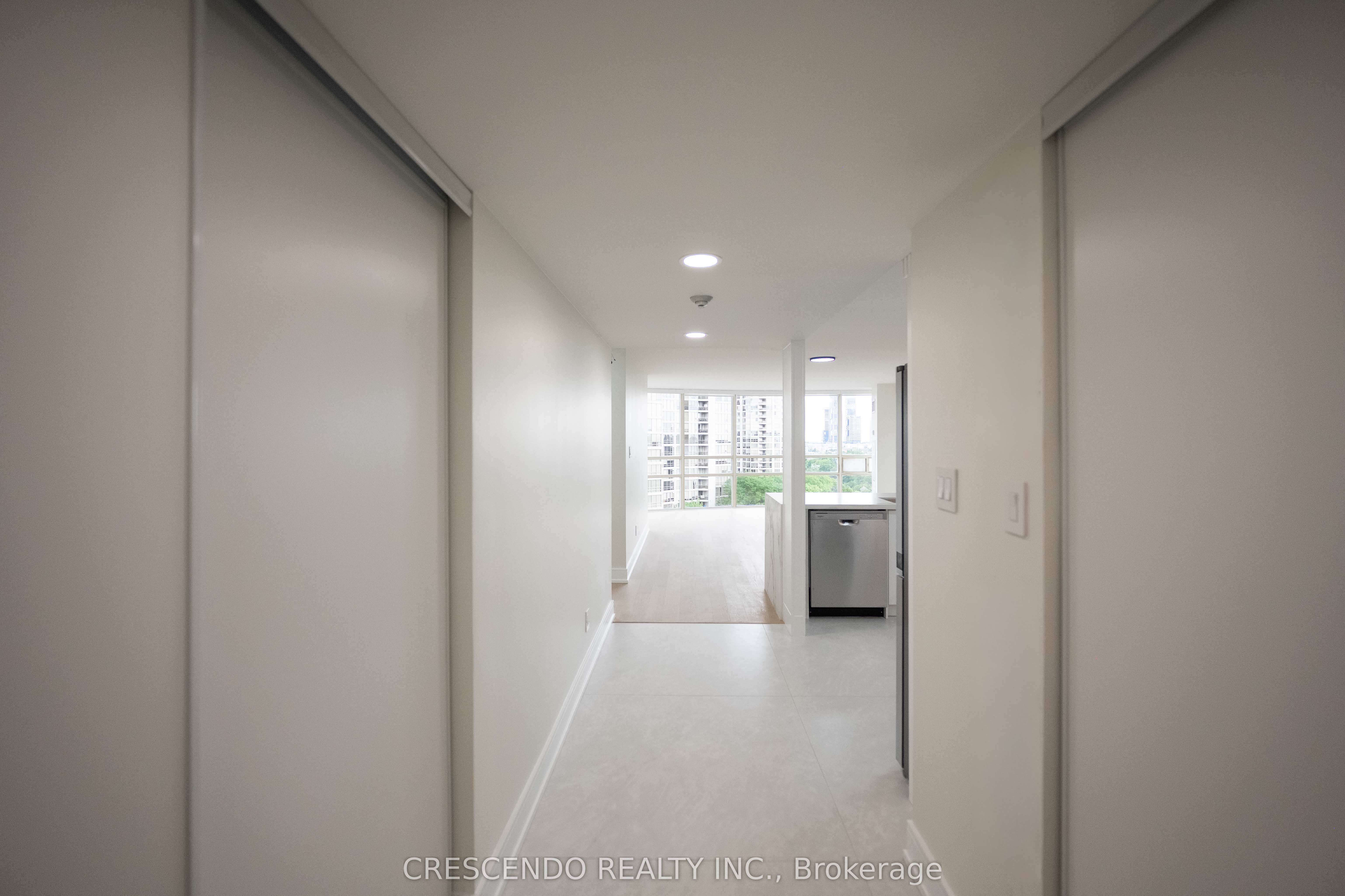 50 Eglinton Avenue W 1006, Mississauga, ON L5R 3P5 photo 2