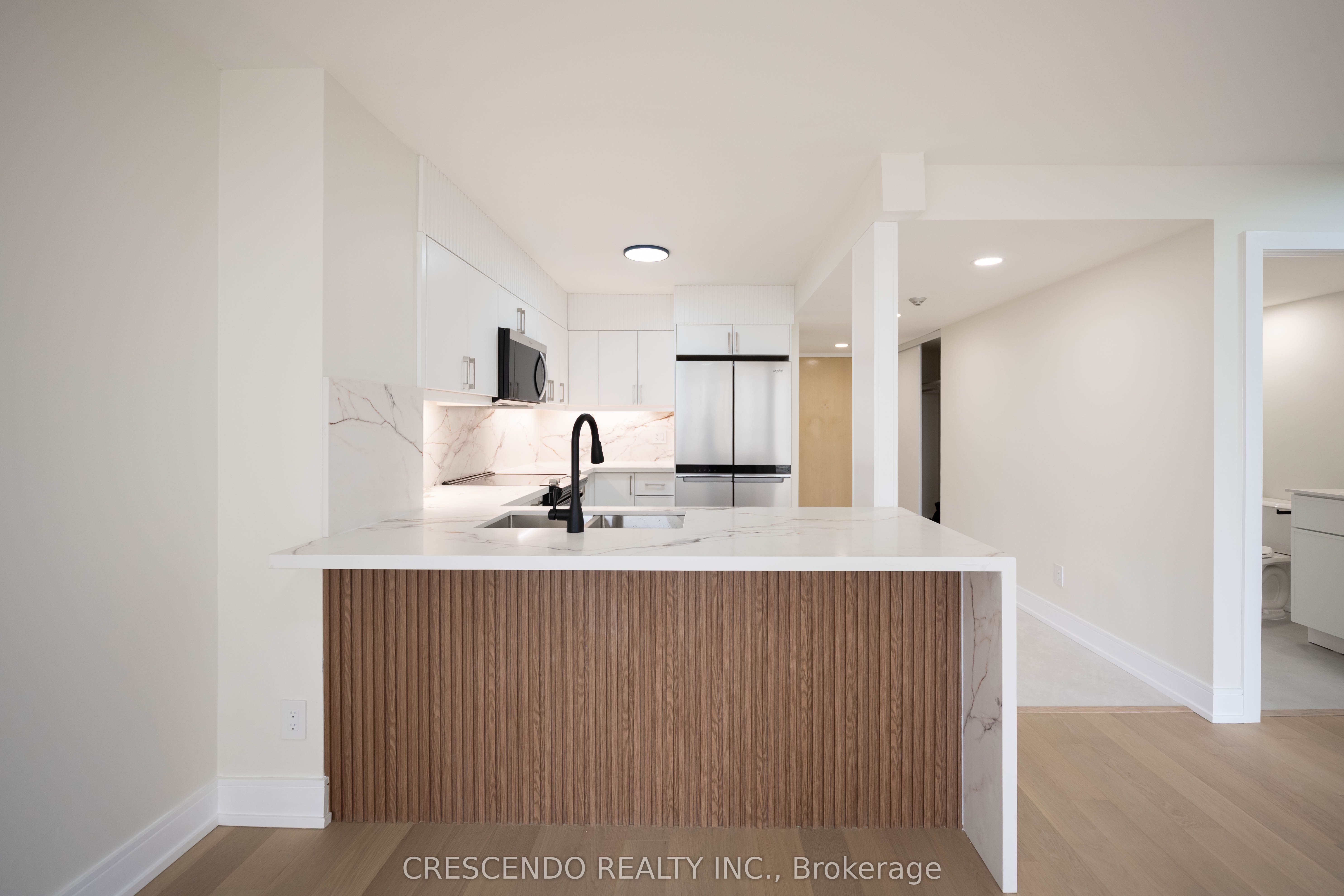 50 Eglinton Avenue W 1006, Mississauga, ON L5R 3P5 photo 3