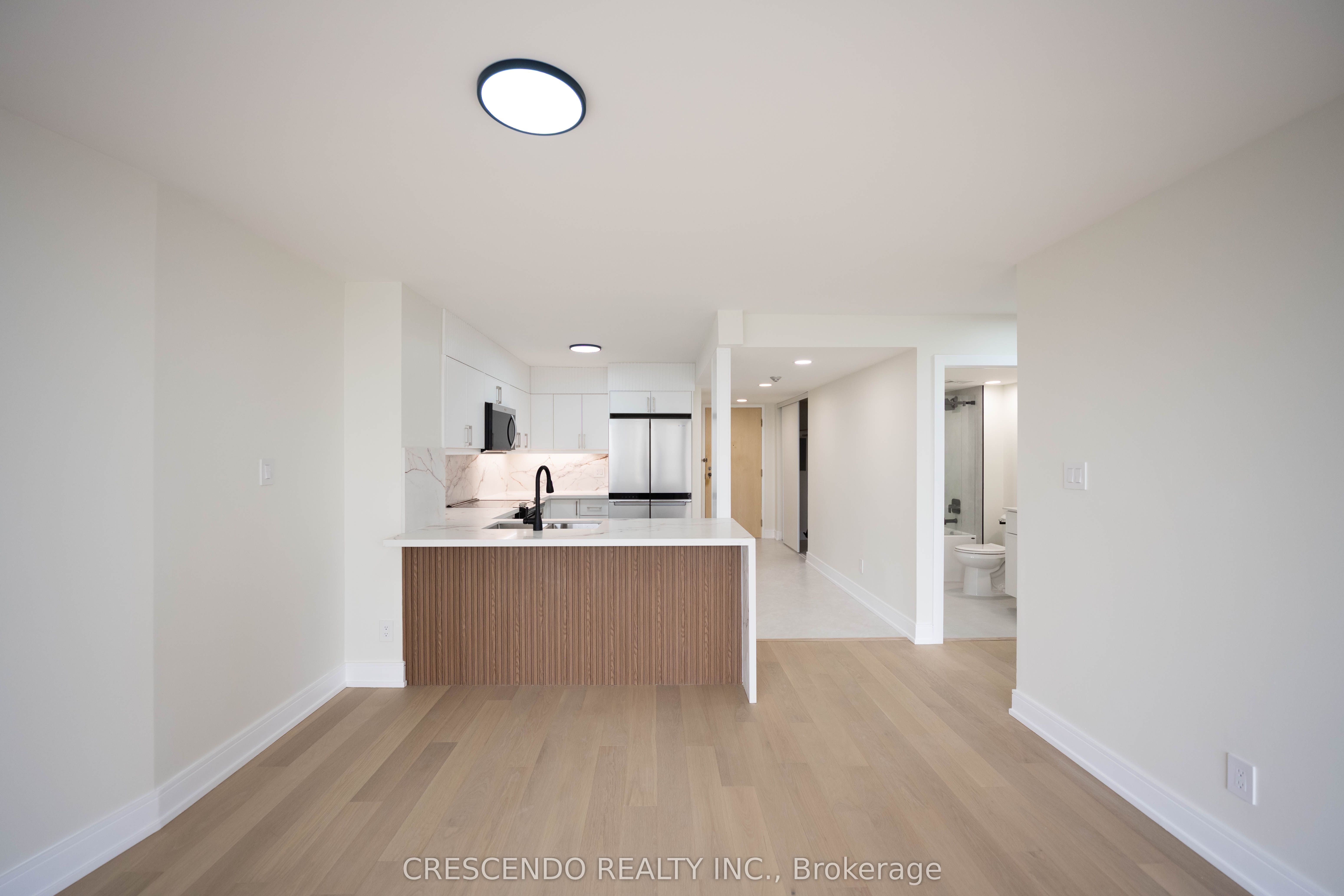 50 Eglinton Avenue W 1006, Mississauga, ON L5R 3P5 photo 5