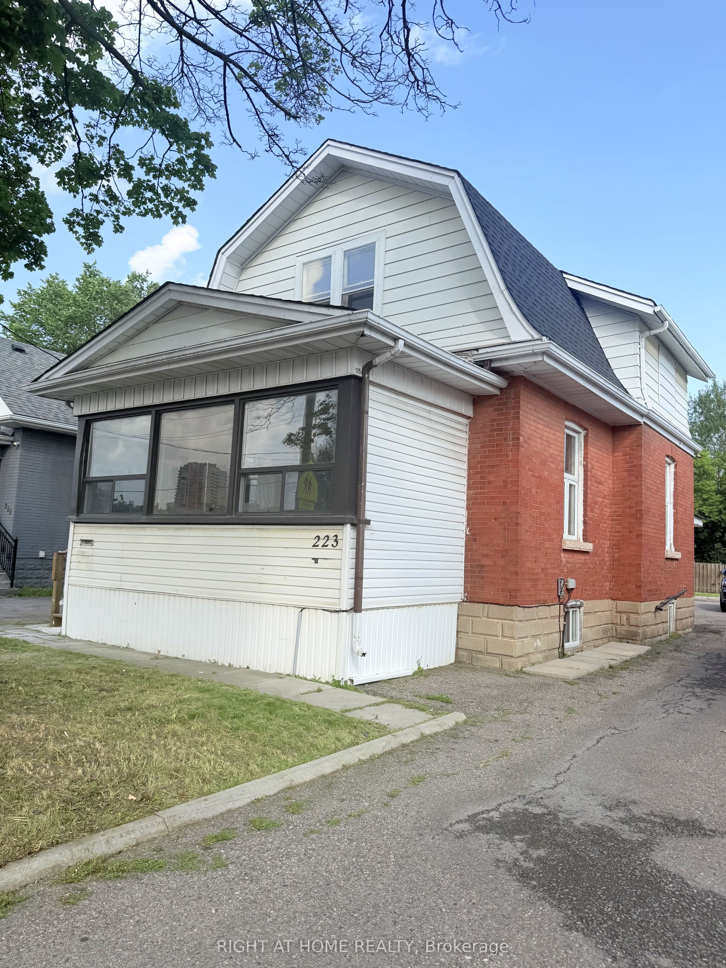 223 Queen Street W, Brampton, ON L6Y 1M6 photo 2