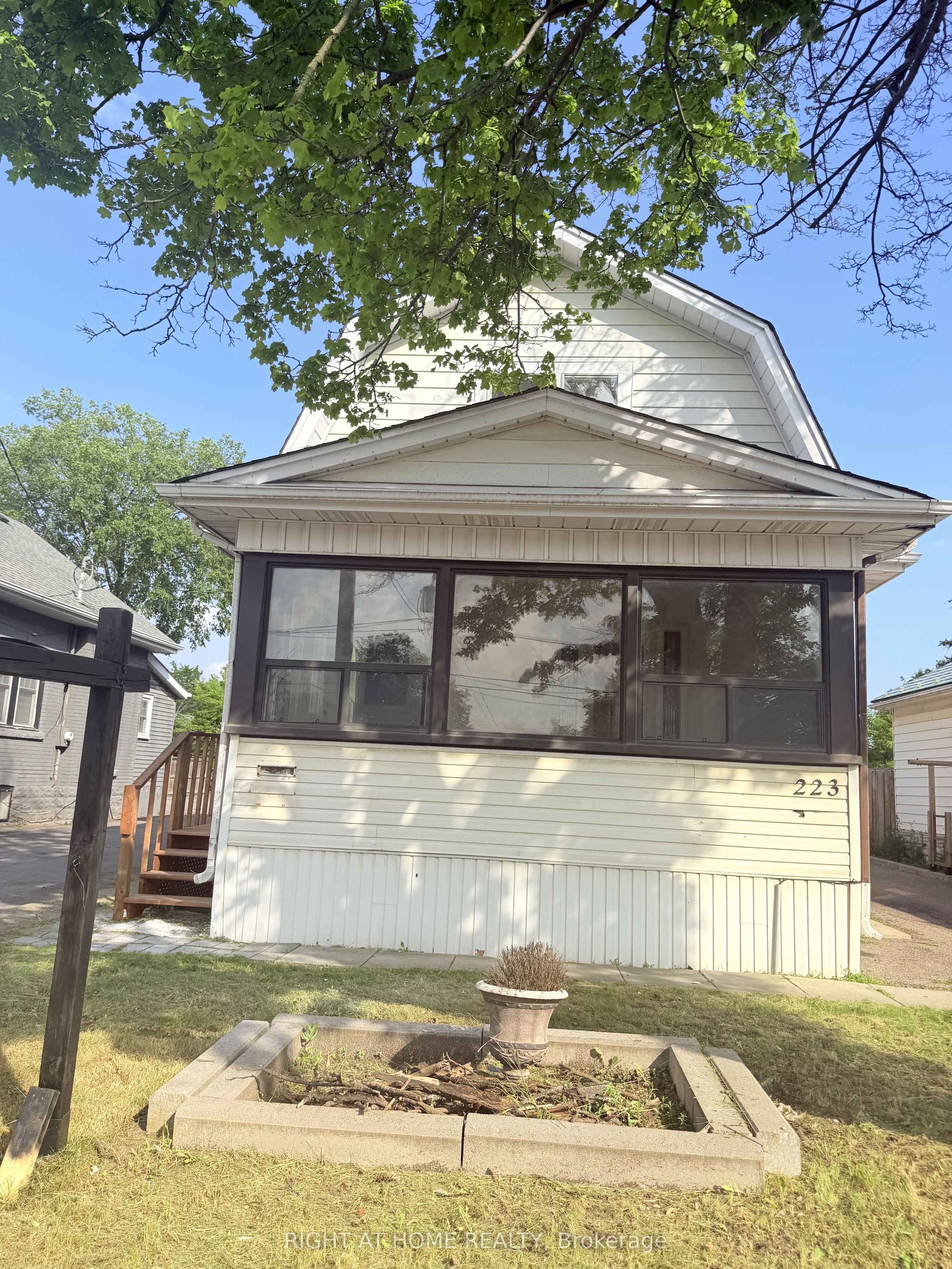 223 Queen Street W, Brampton, ON L6Y 1M6 photo 3