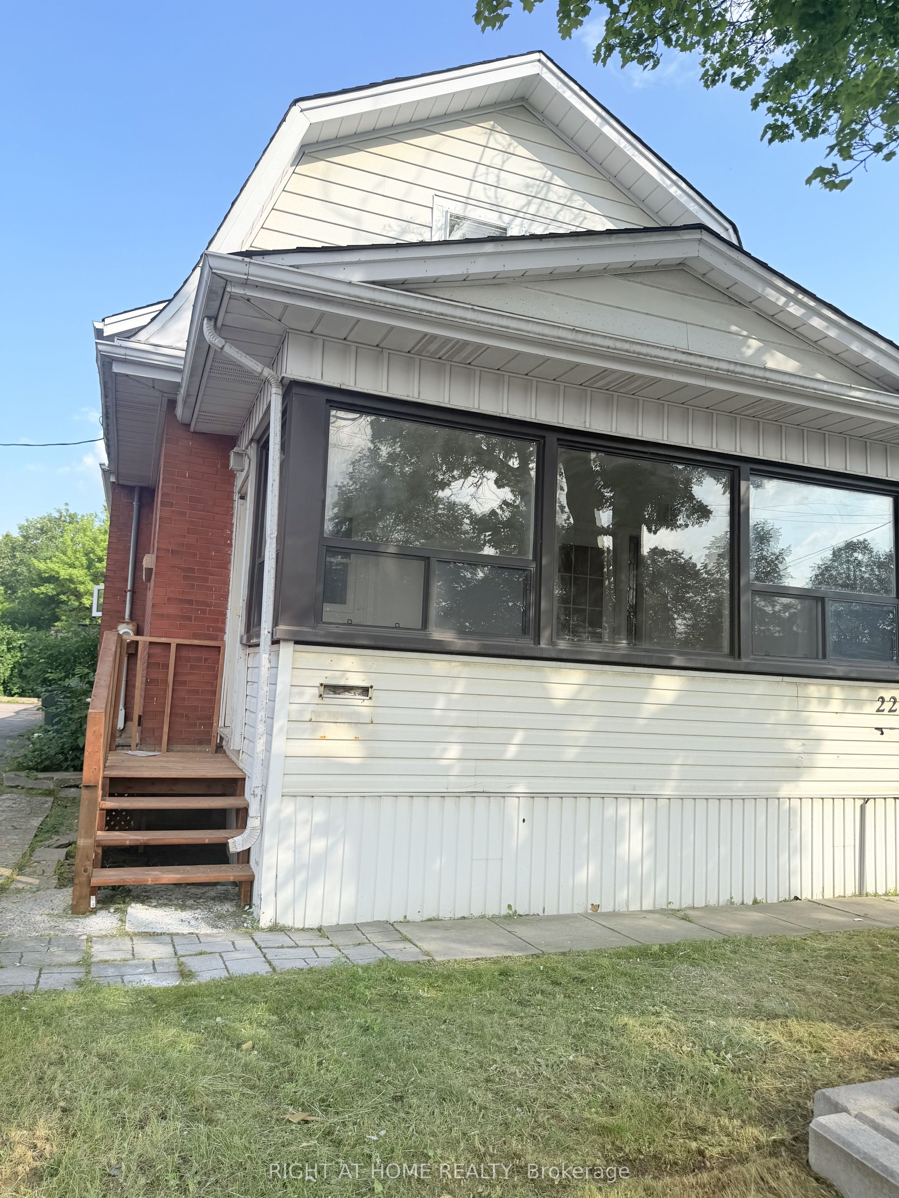 223 Queen Street W, Brampton, ON L6Y 1M6 photo 4
