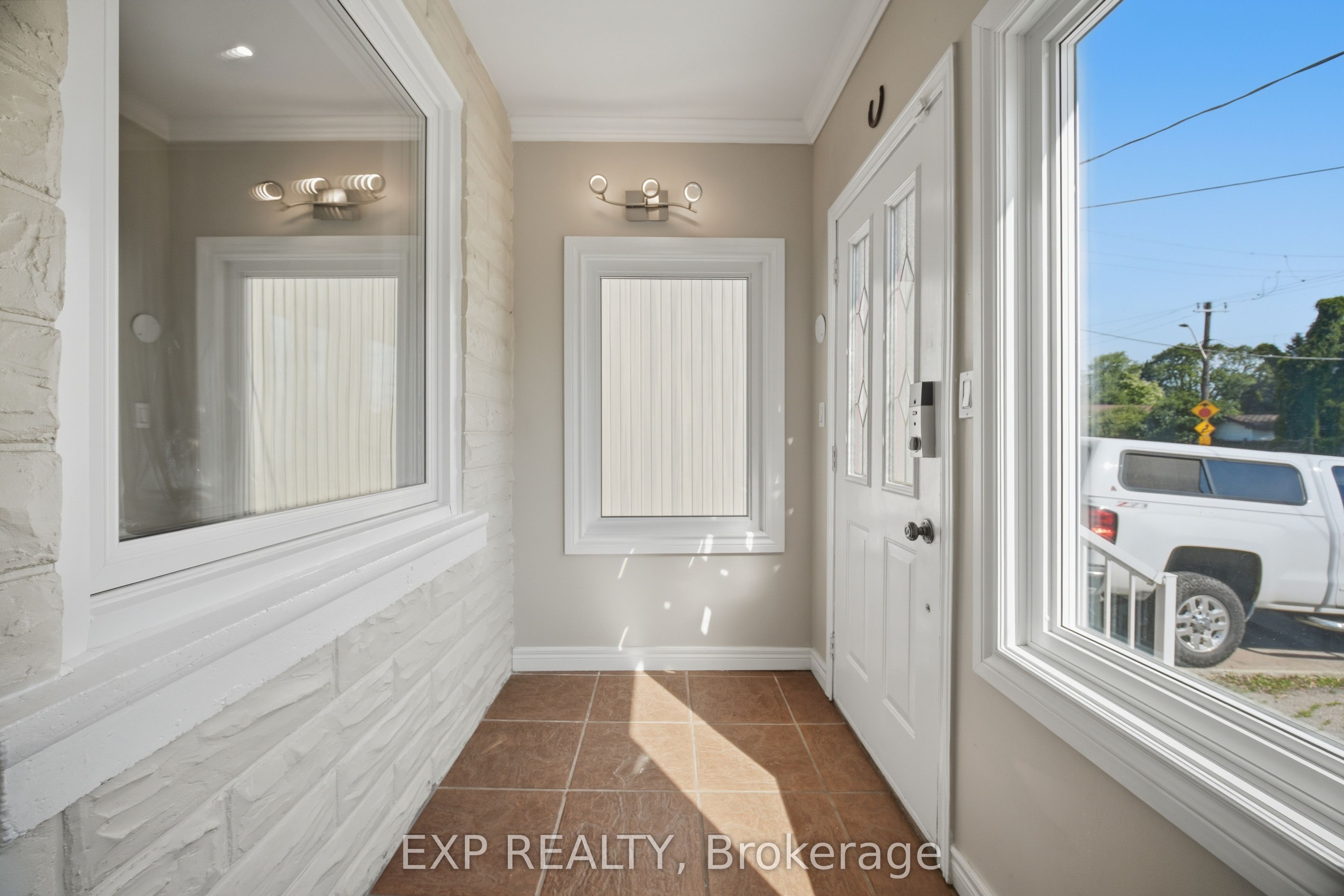 1052 Alexandra Avenue, Mississauga, ON L5E 1Z8 photo 2