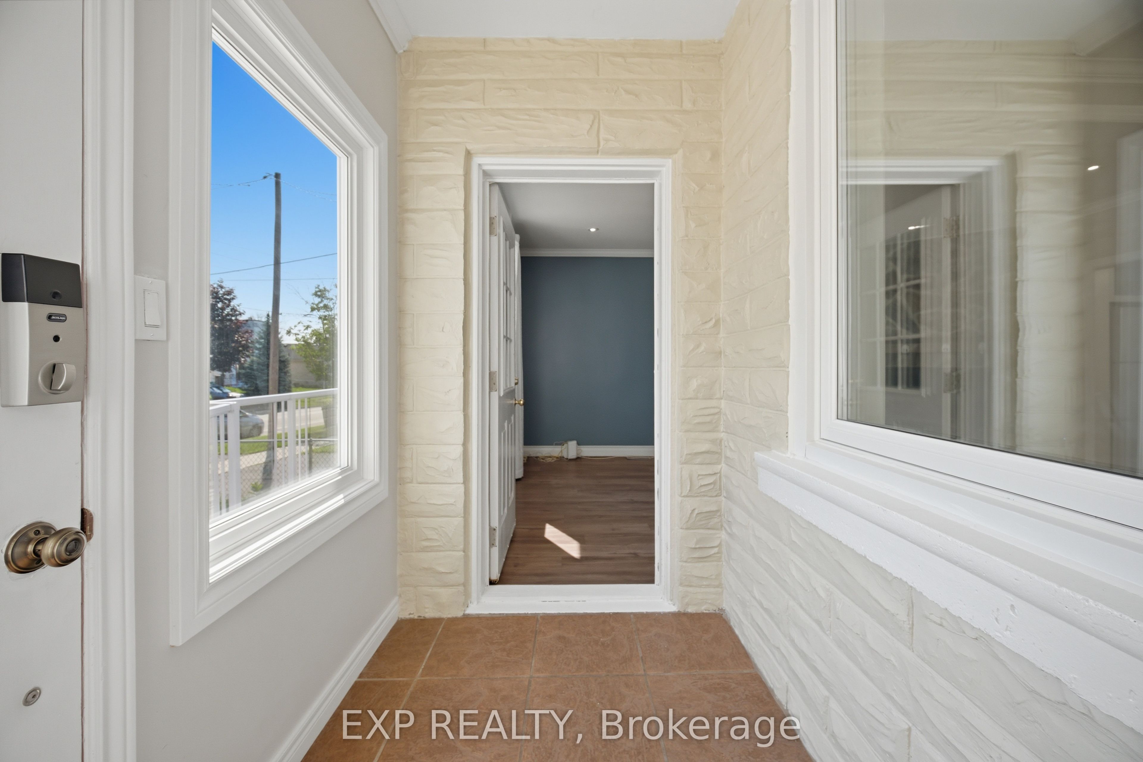 1052 Alexandra Avenue, Mississauga, ON L5E 1Z8 photo 3