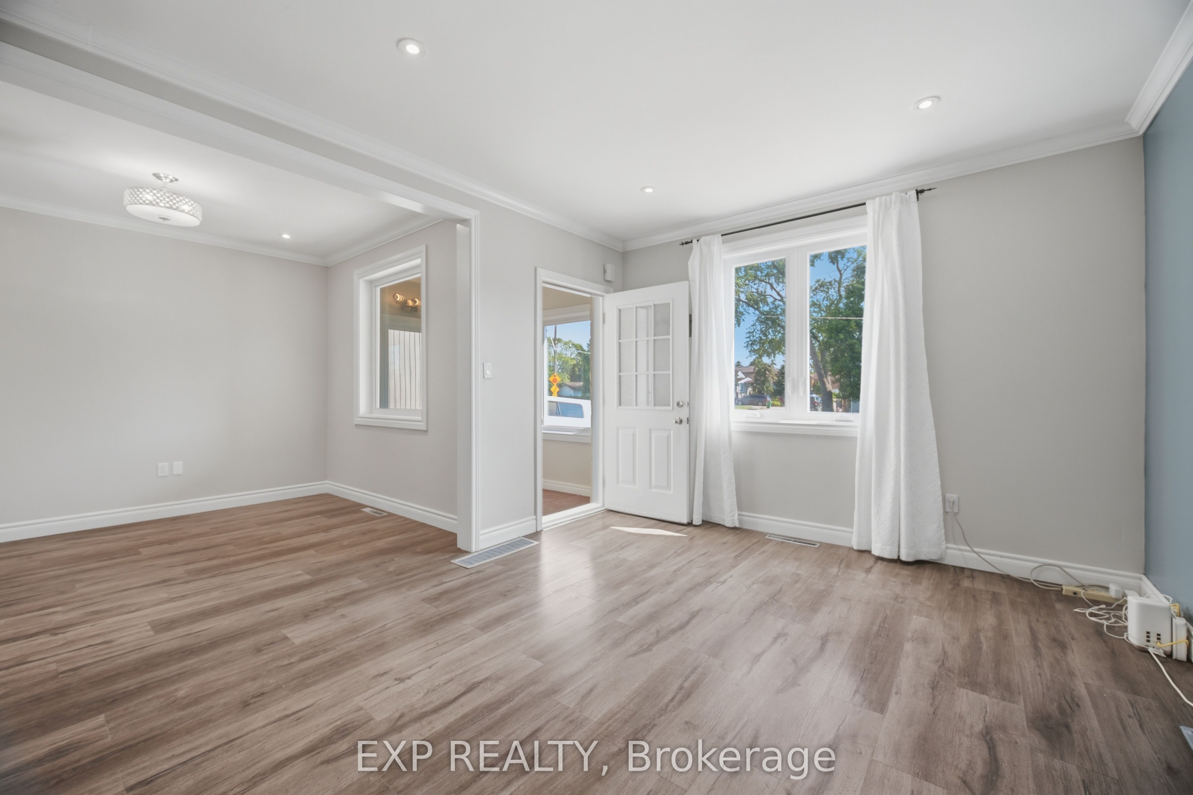 1052 Alexandra Avenue, Mississauga, ON L5E 1Z8 photo 4