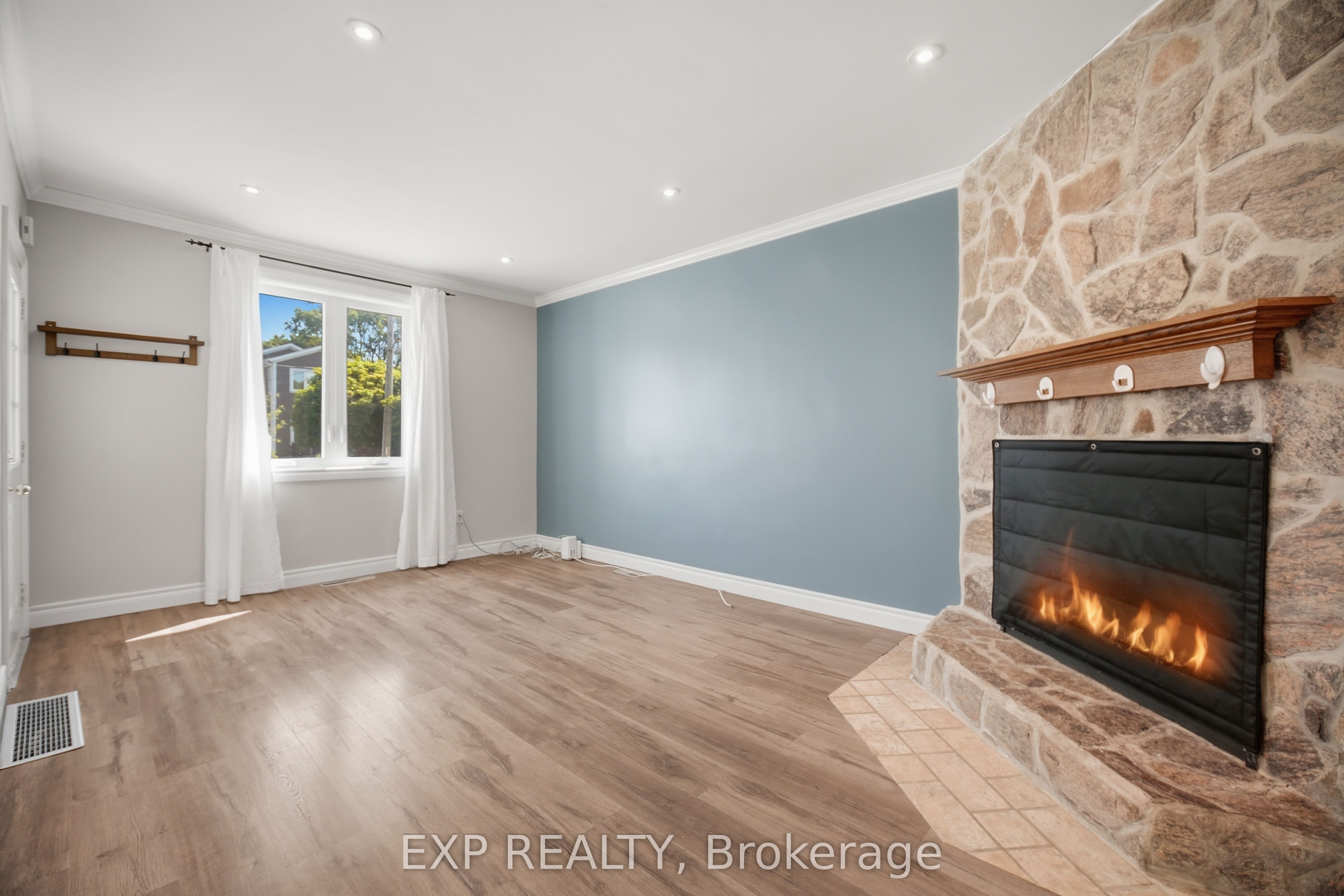 1052 Alexandra Avenue, Mississauga, ON L5E 1Z8 photo 5