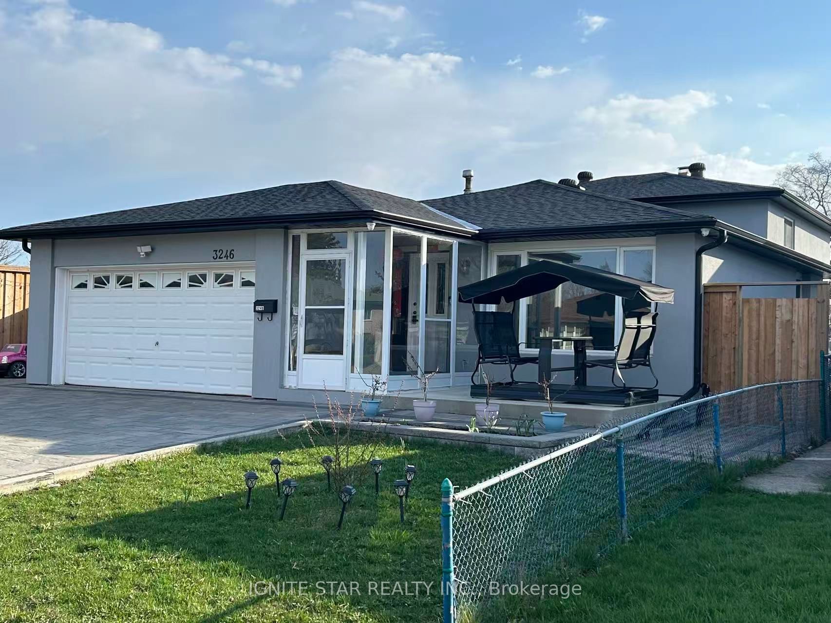 3246 Oakglade Crescent, Mississauga, ON L5C 1X3 photo 2