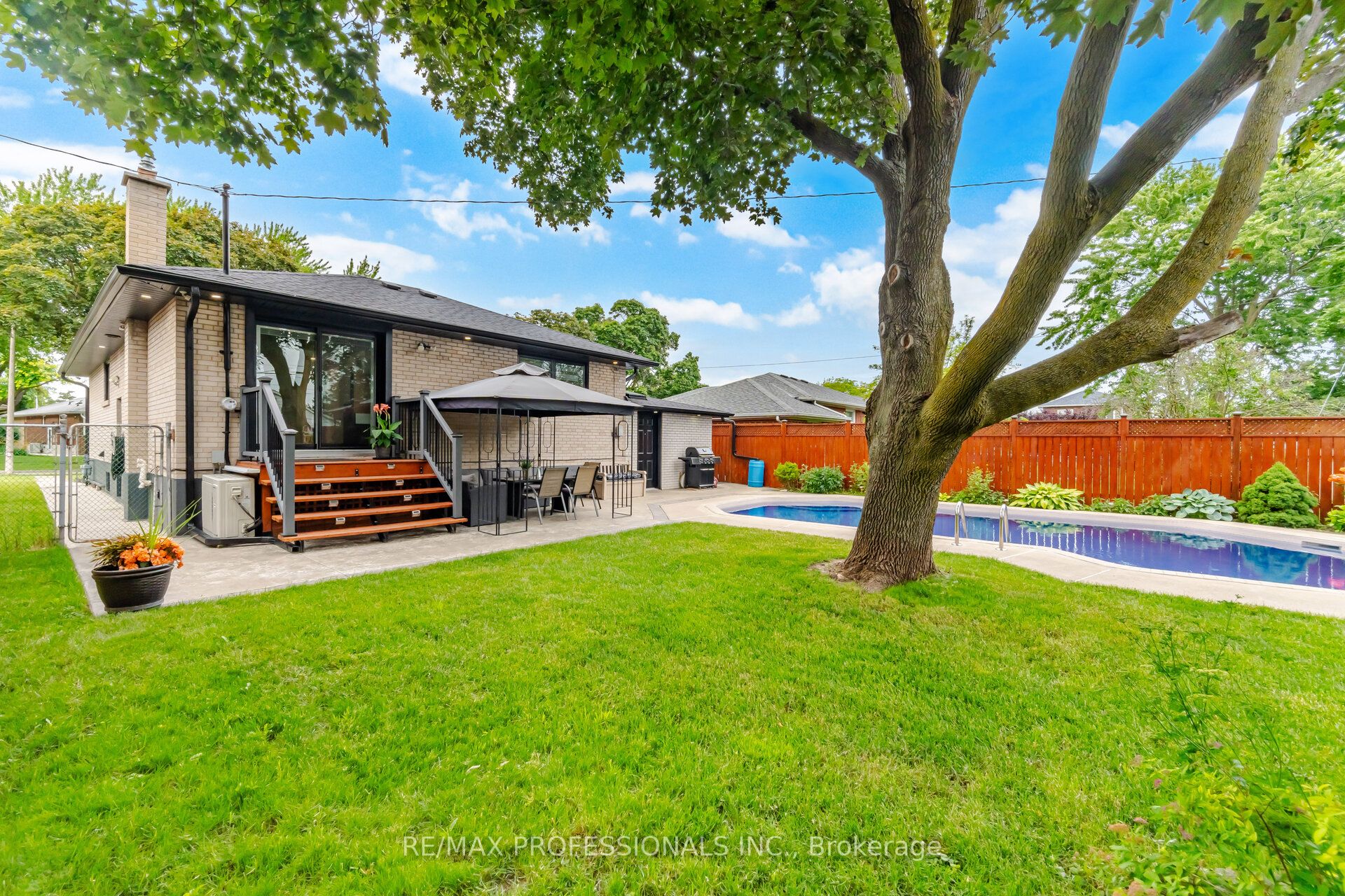 9 Tynevale Drive, Toronto, ON M9R 2B3