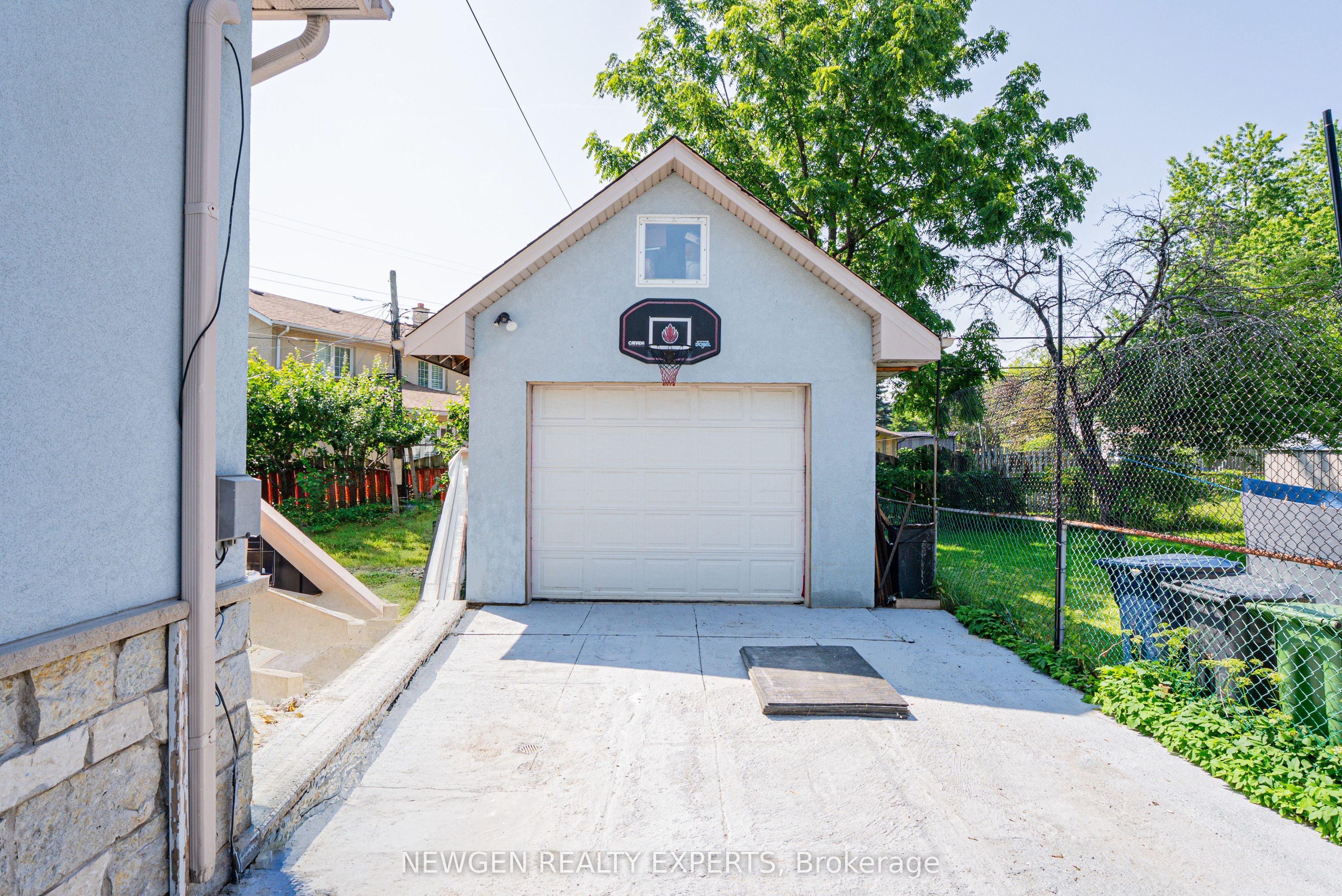 11 Benway Drive, Toronto, ON M9W 1Z2 photo 3