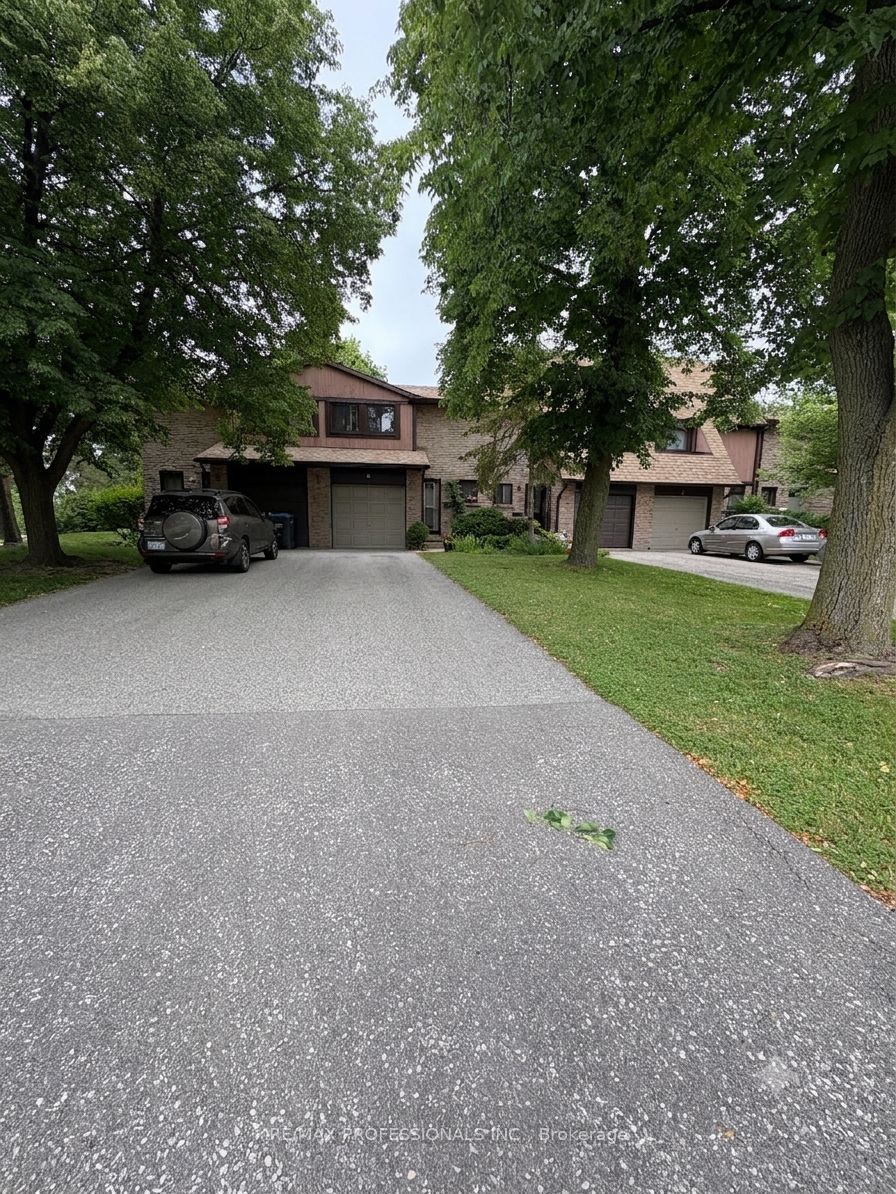 3345 Silverado Drive #2, Mississauga, ON L5A 2V1