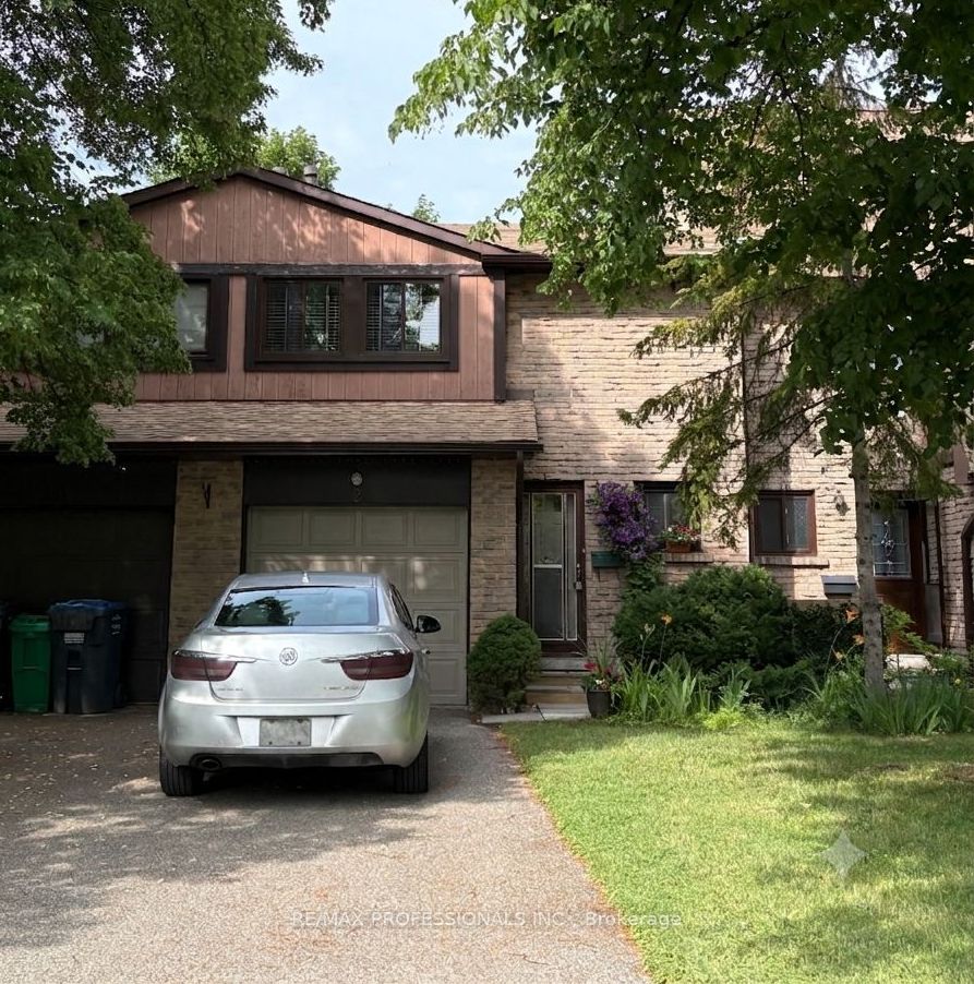 3345 Silverado Drive #2, Mississauga, ON L5A 2V1 photo 2