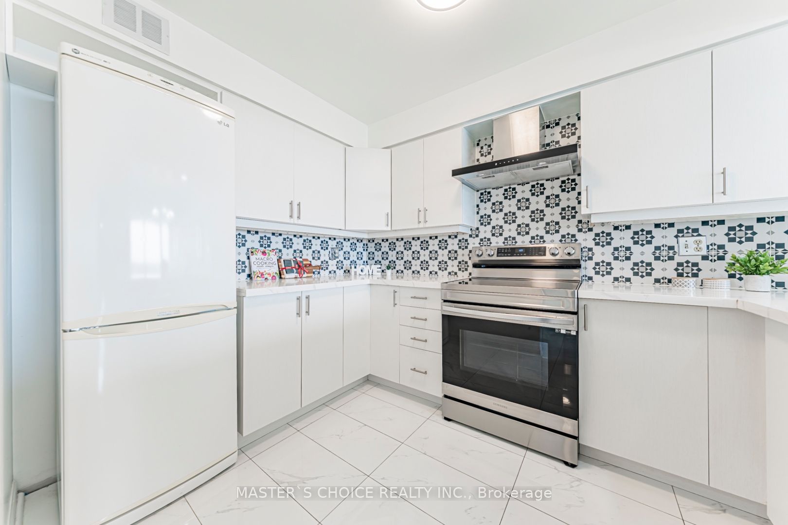 50 Eglinton Avenue W 1110, Mississauga, ON L5R 3P5 photo 5