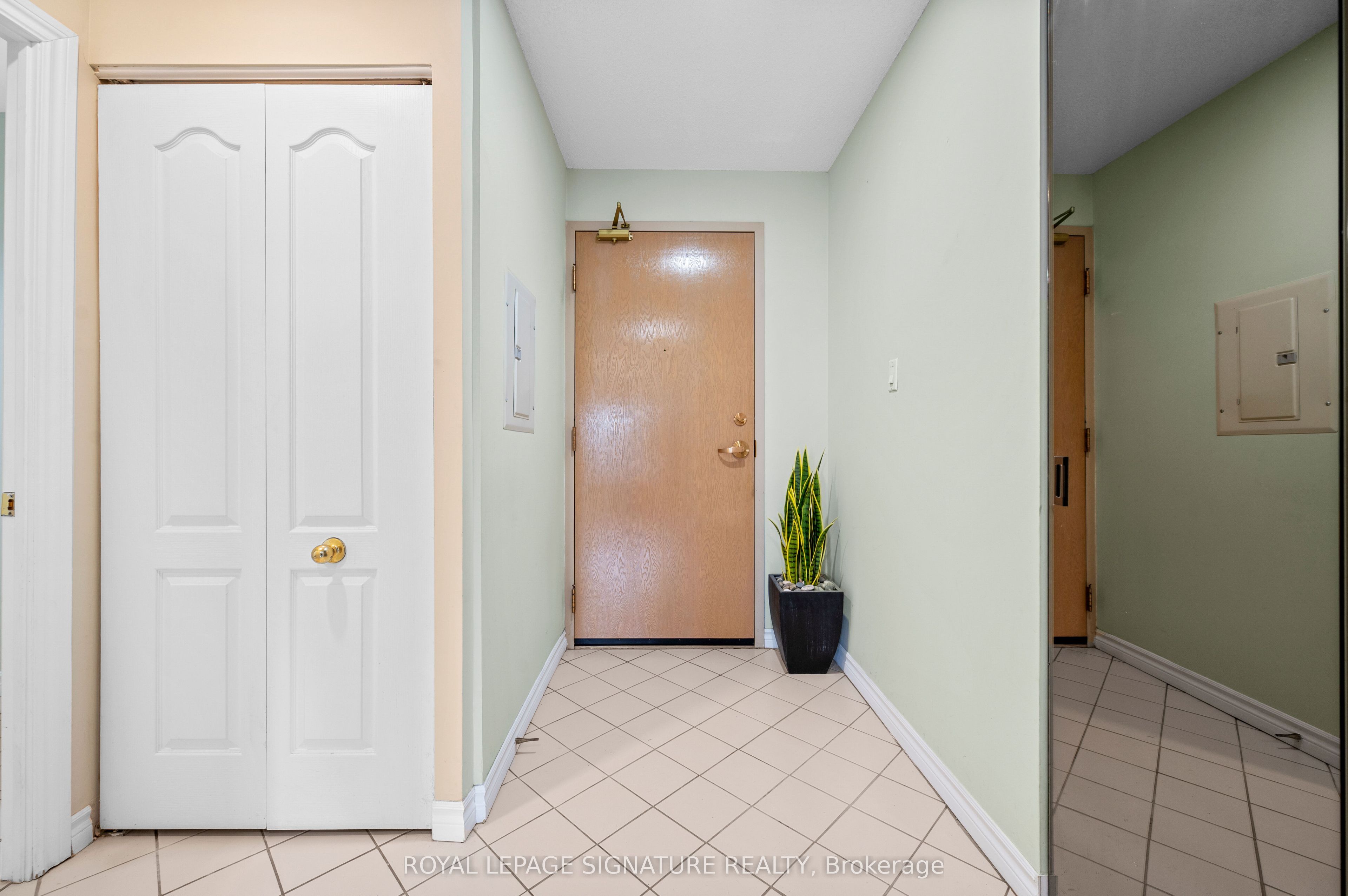 3 Dayspring Circle 205, Brampton, ON L6P 1B7 photo 4