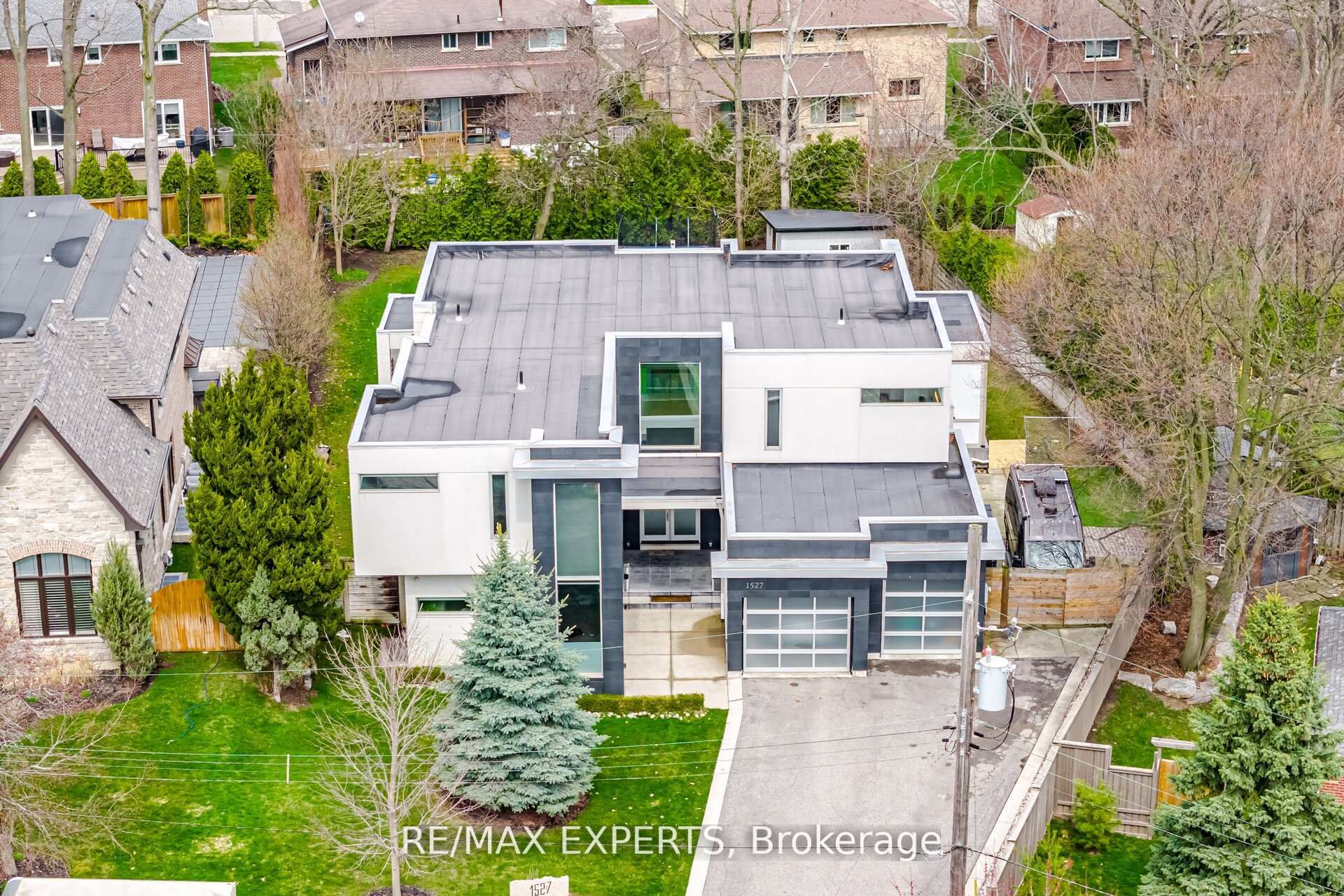 1527 Glenhill Crescent, Mississauga, ON L5H 3C4 photo 2