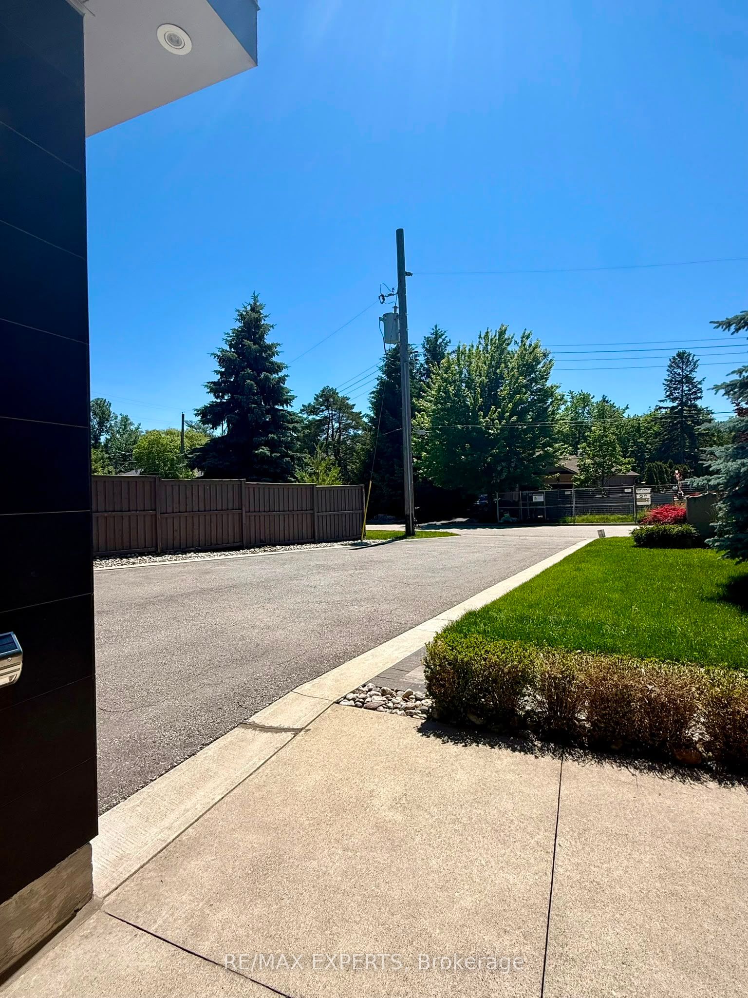 1527 Glenhill Crescent, Mississauga, ON L5H 3C4 photo 3