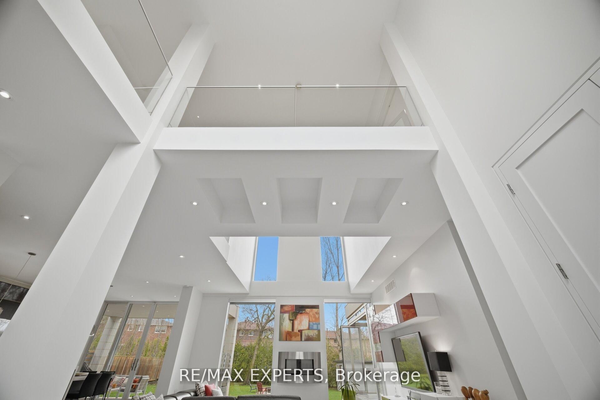 1527 Glenhill Crescent, Mississauga, ON L5H 3C4 photo 4