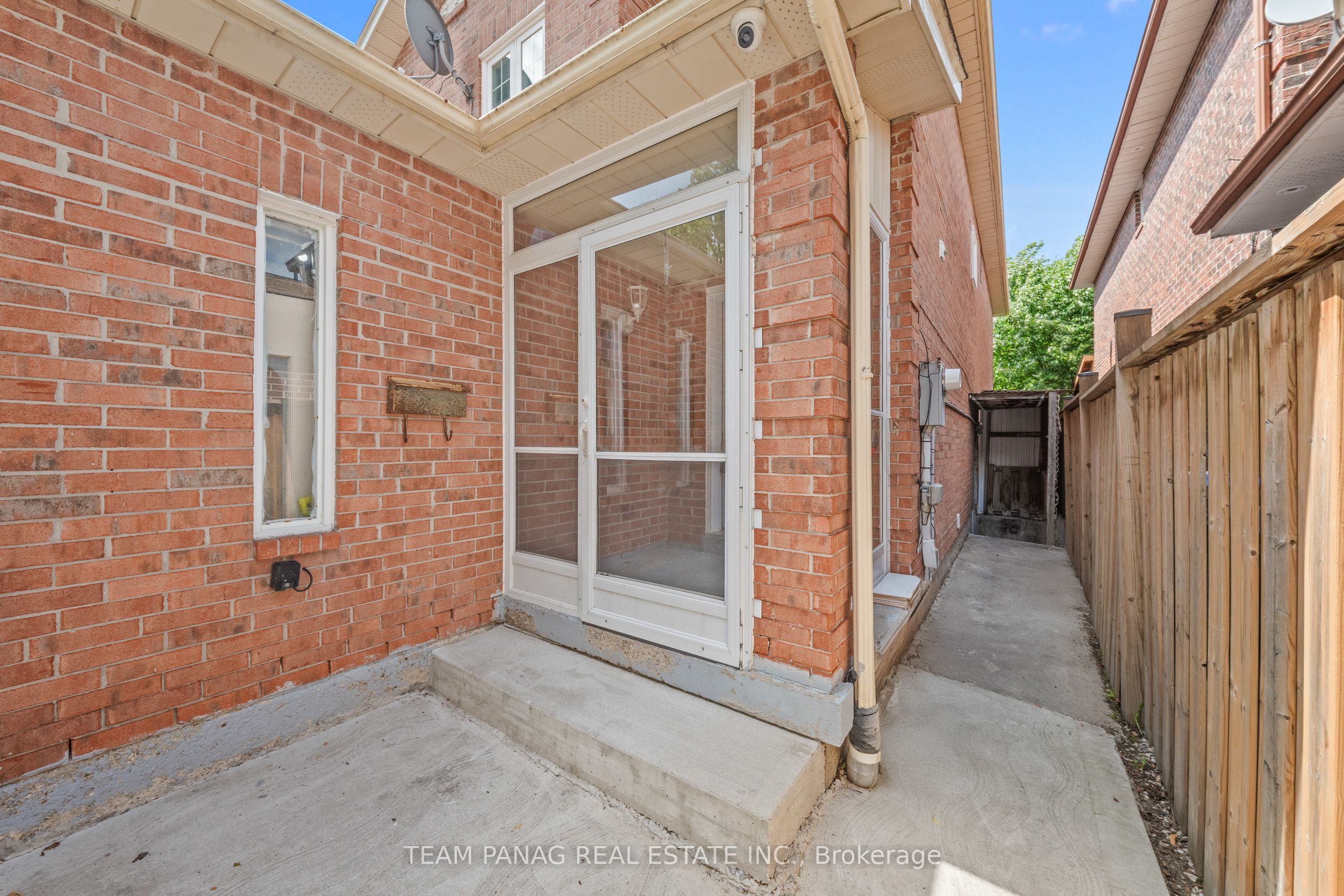 39 Colchester Avenue, Brampton, ON L6Z 3S7 photo 4